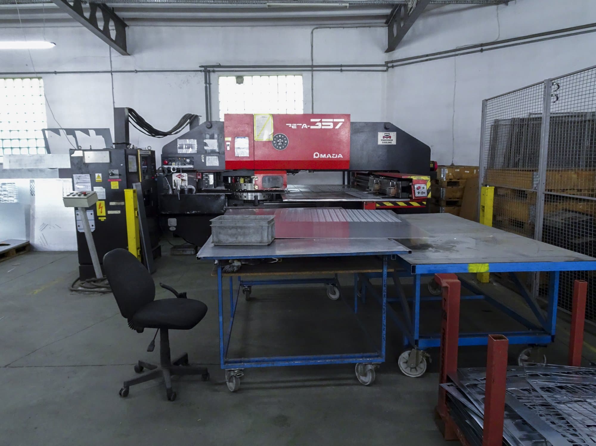 Frontansicht der AMADA PEGA 357 Maschine