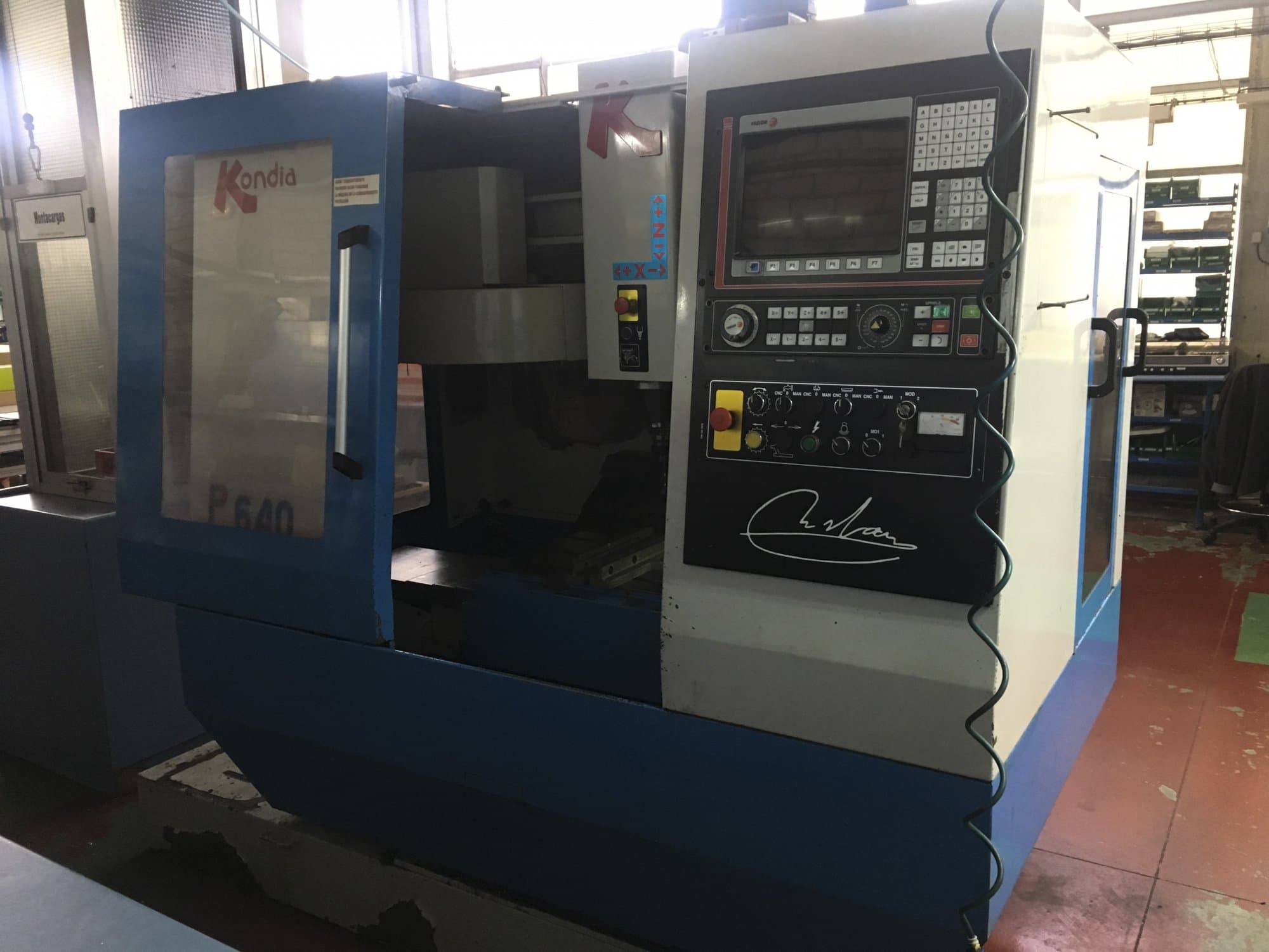 Frontansicht der KONDIA B-640 Maschine