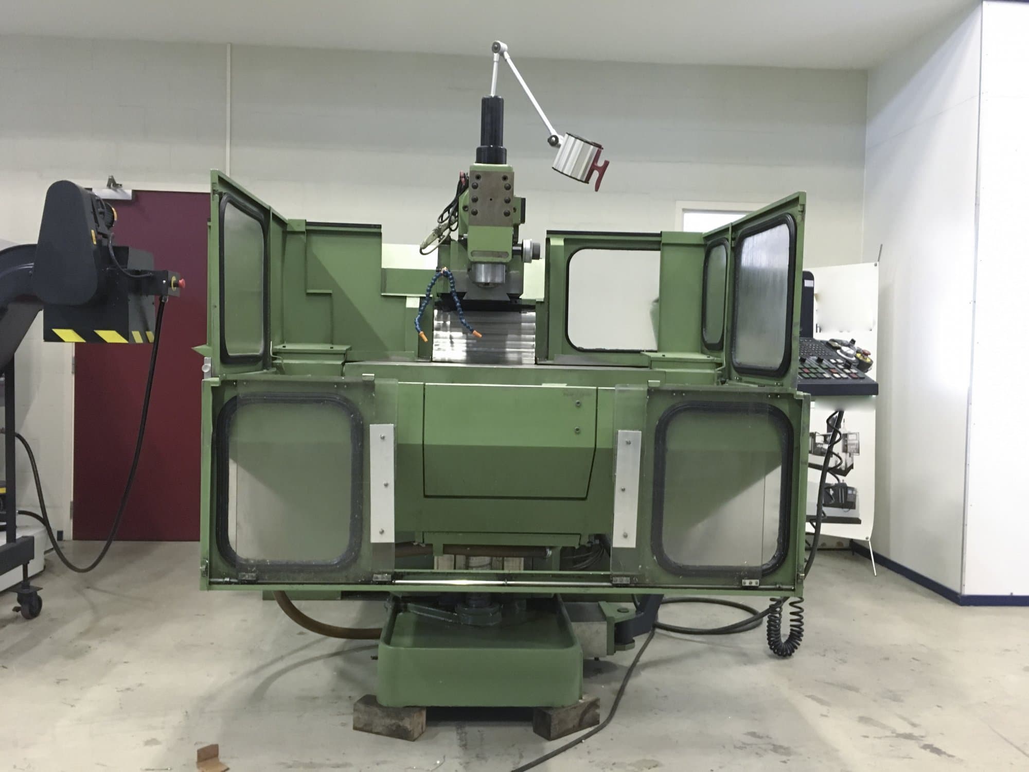 Frontansicht der DECKEL FP4A Maschine