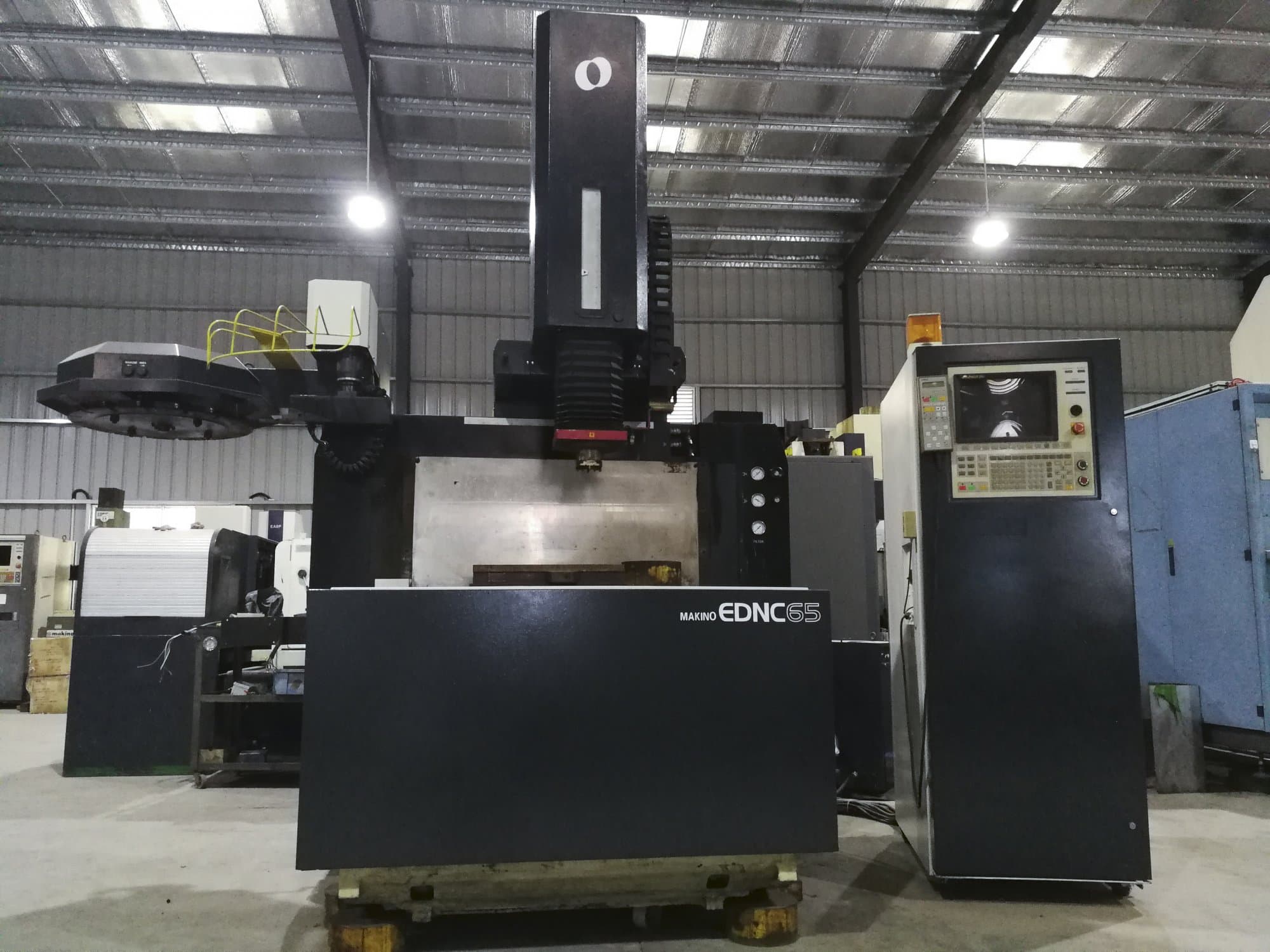 Frontansicht der Makino EDNC65 Maschine