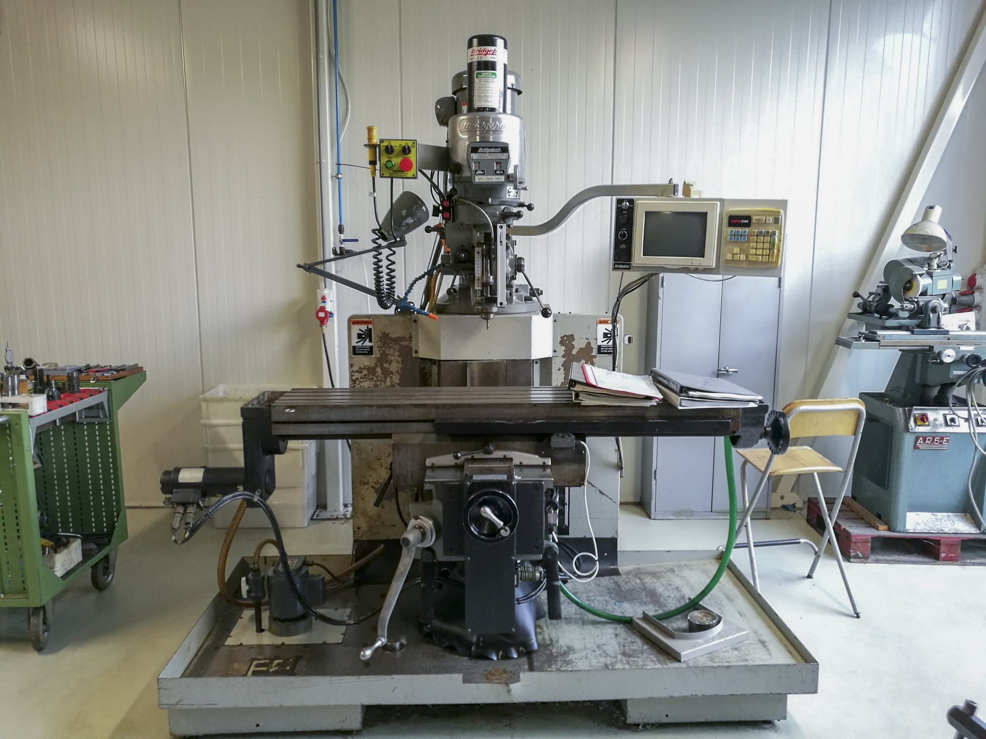 Frontansicht der Bridgeport EZ TRAK DX II Maschine