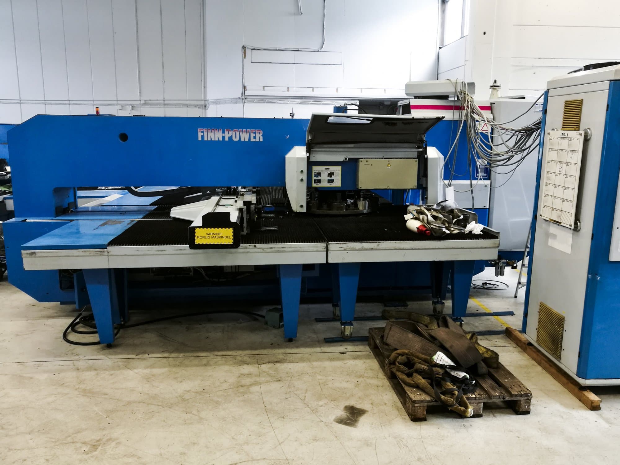 Frontansicht der Finn-Power LP6 SB Maschine