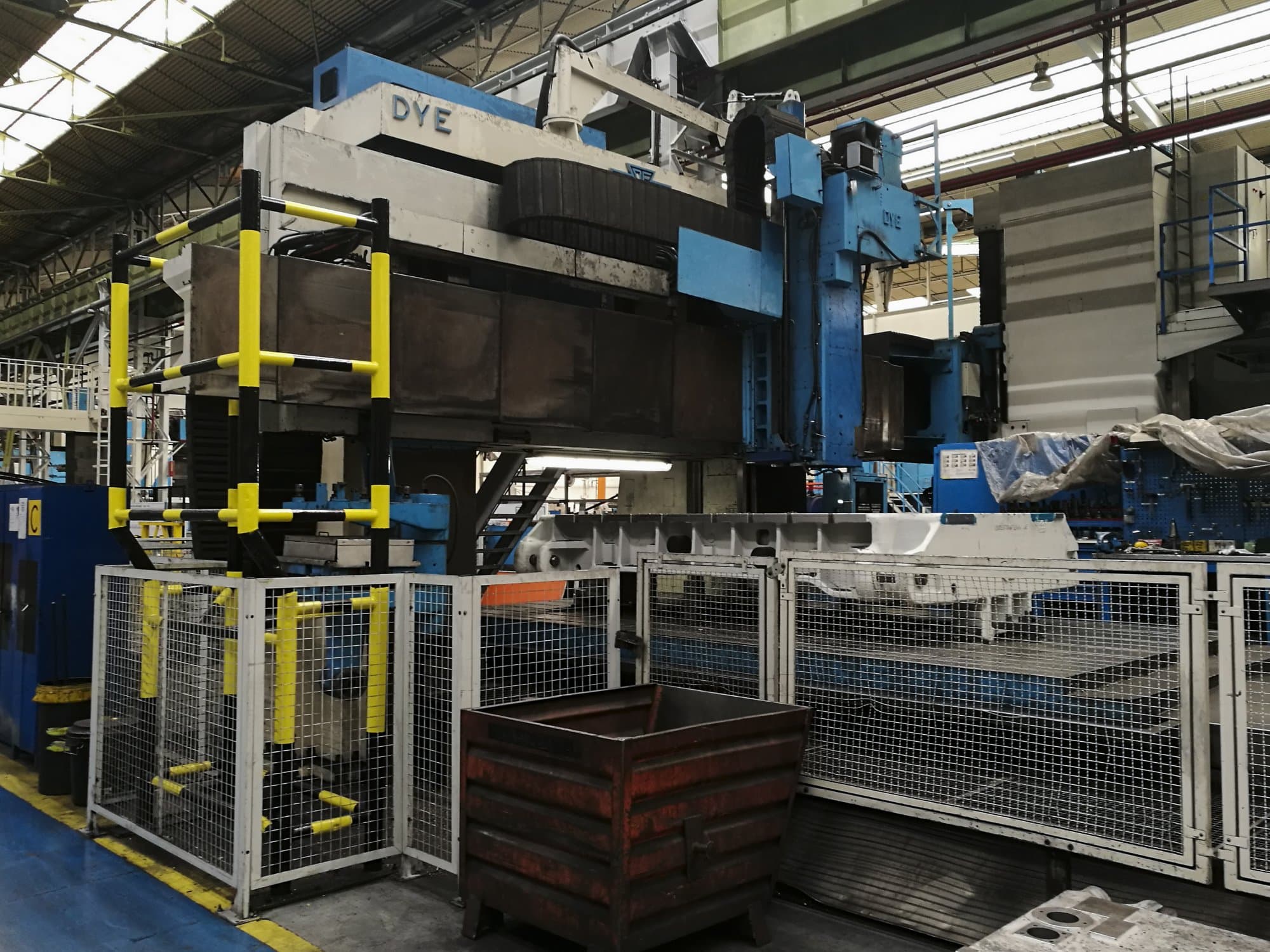 Linke Ansicht der DYE FPF-4-N/C Maschine