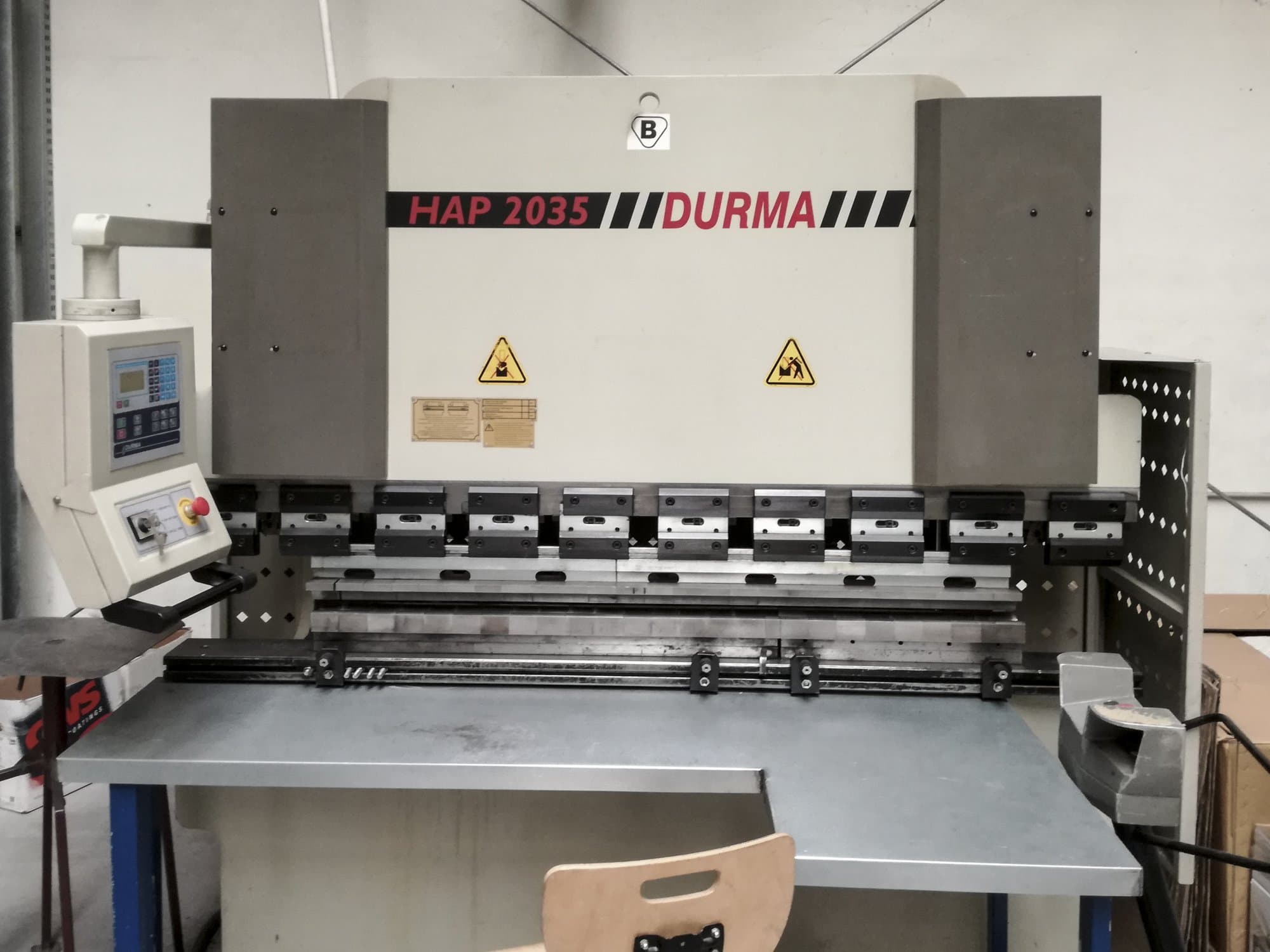 Vorderansicht der Durma HAP 2035 Maschine