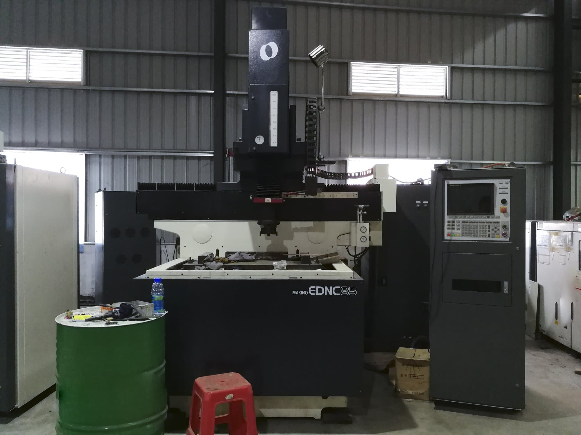 Frontansicht der Makino EDNC85 Maschine