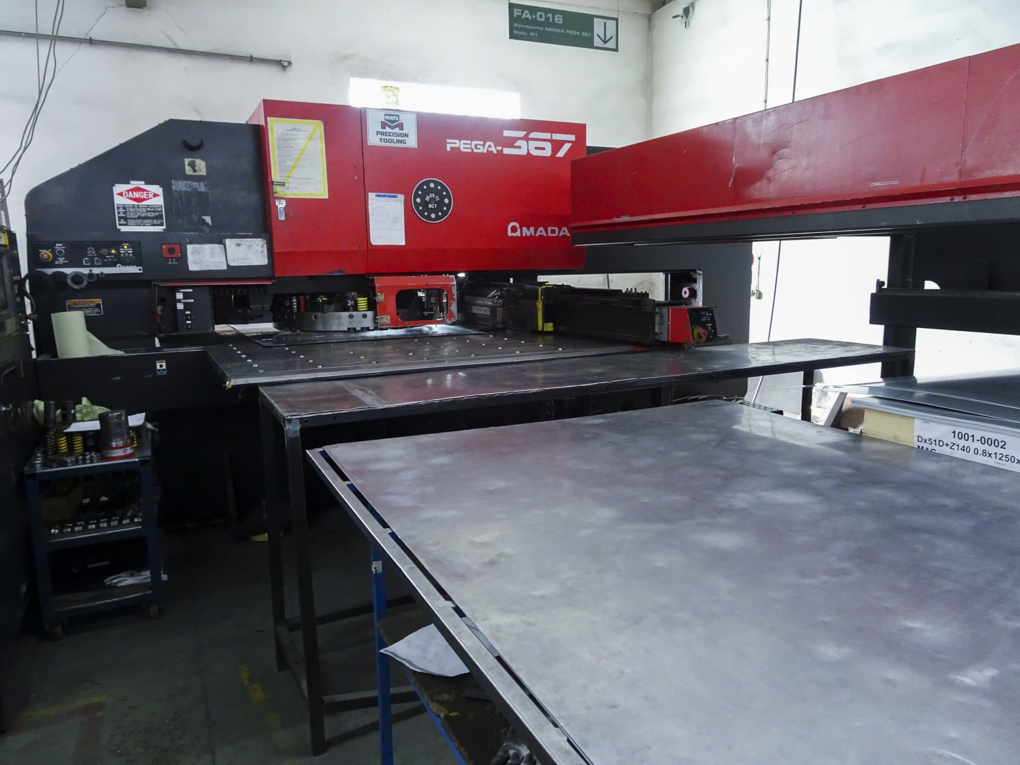 Linke Seitenansicht der AMADA PEGA 367 Maschine