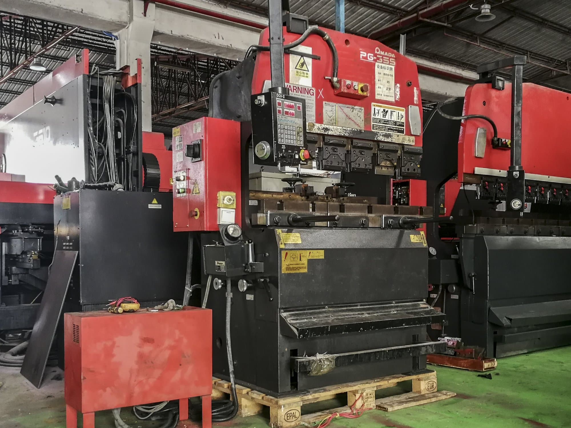 Linke Ansicht der AMADA RG-35S Maschine