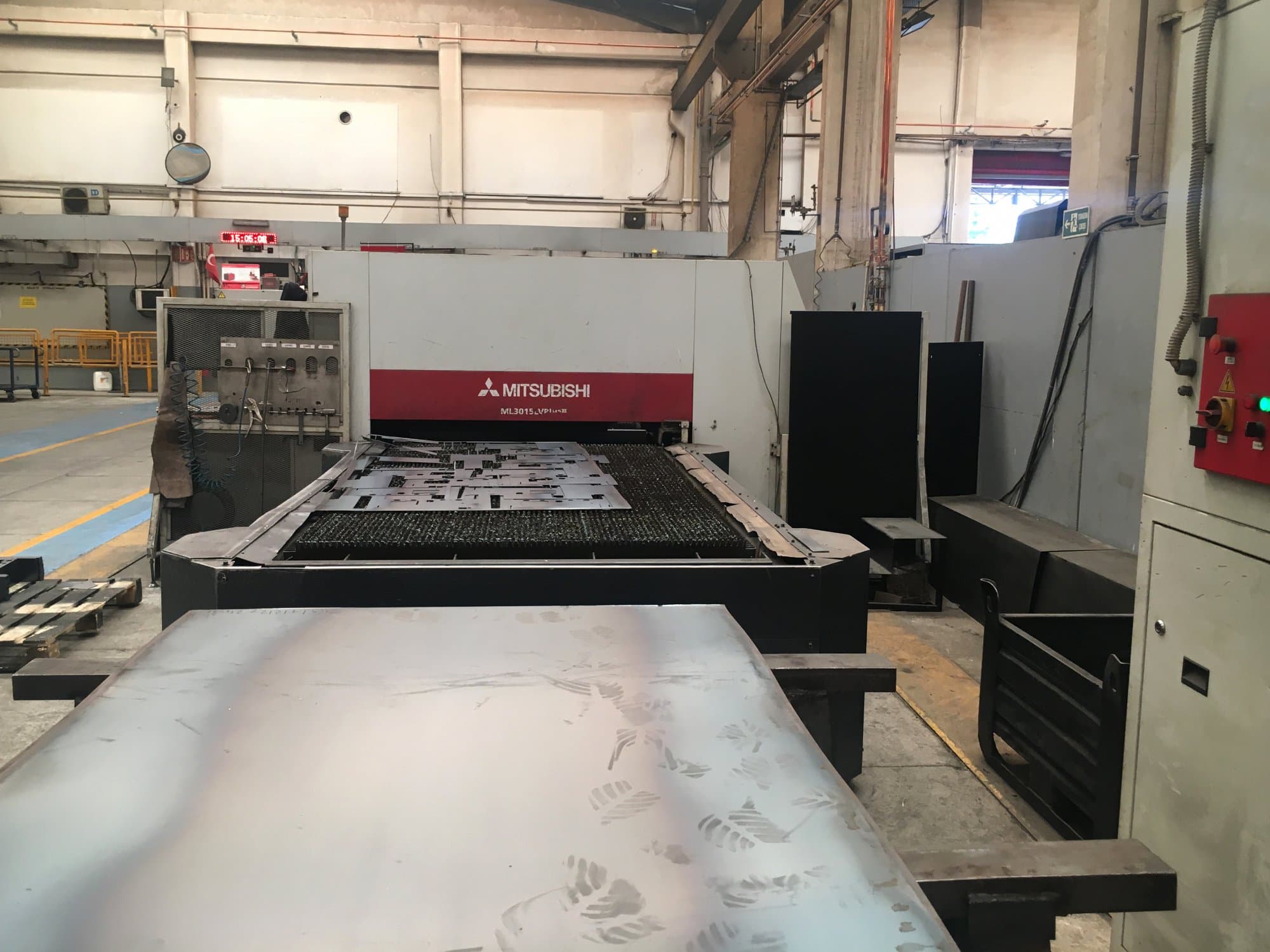 Frontansicht der Mitsubishi Electric ML3015LV PLUS II Maschine