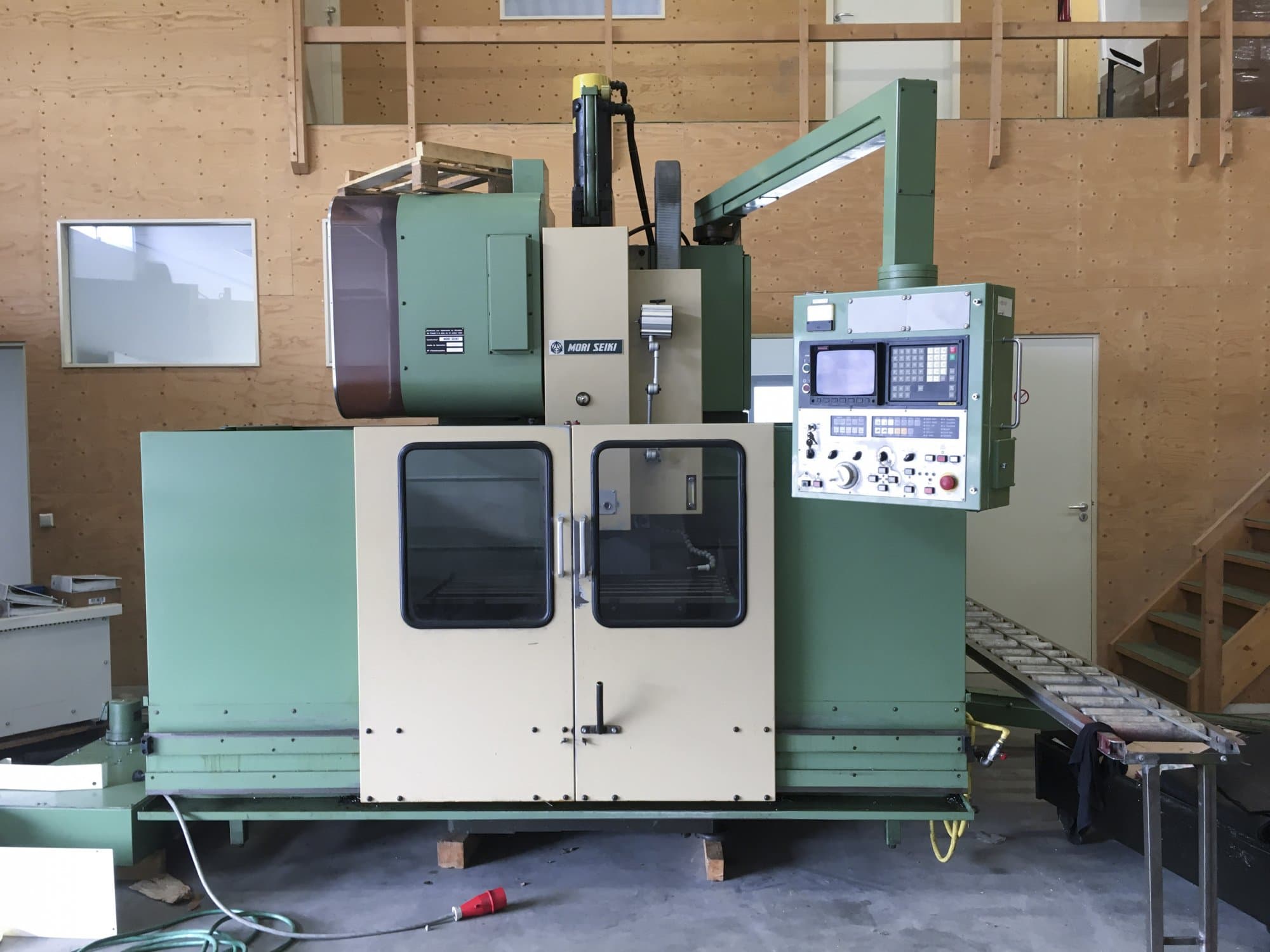 Frontansicht der MORI SEIKI MV-45/40 Maschine