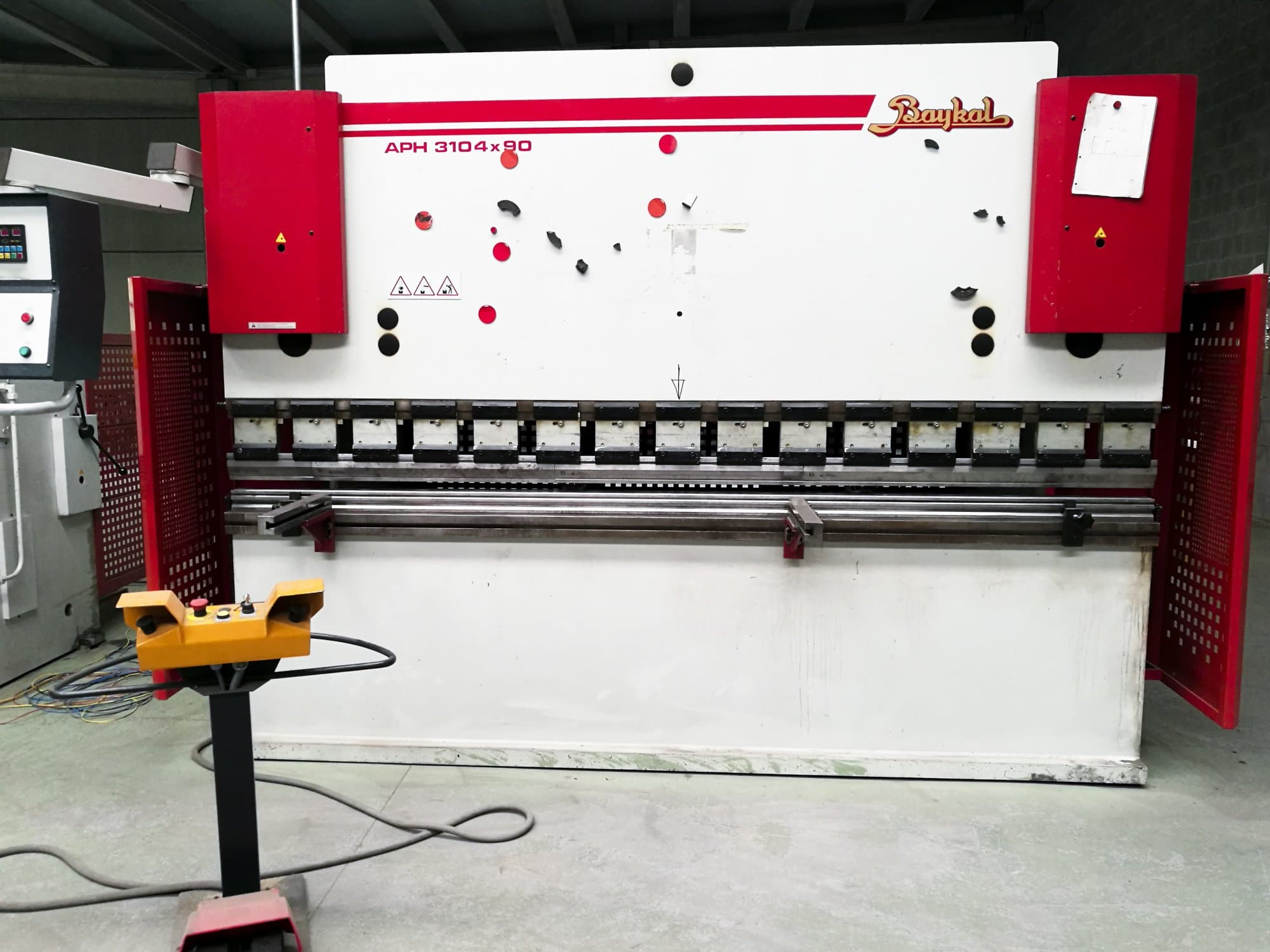 Frontansicht der Baykal APH 3104x90 Maschine