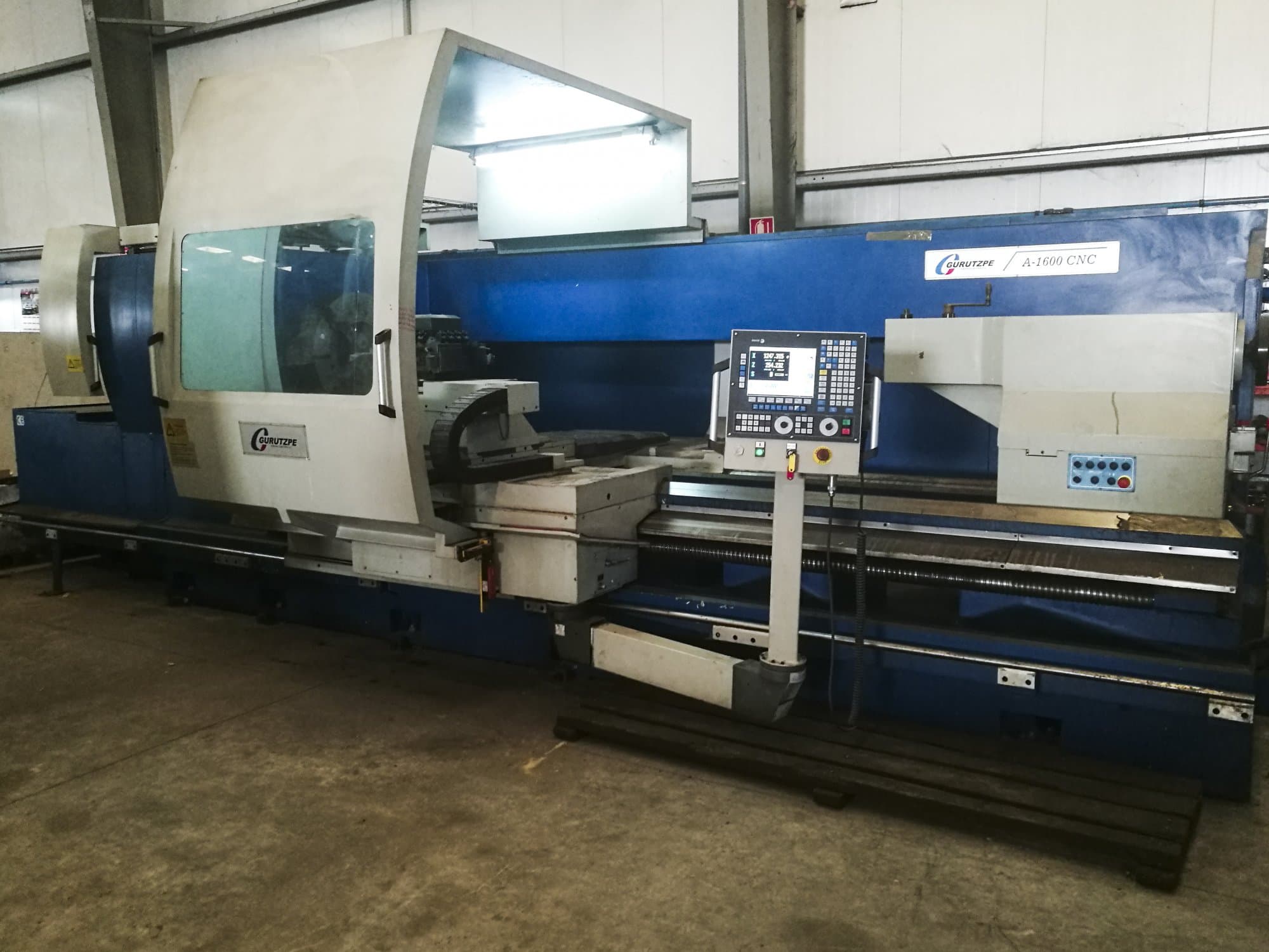 Linke Ansicht der Gurutzpe A-1600 CNC Maschine