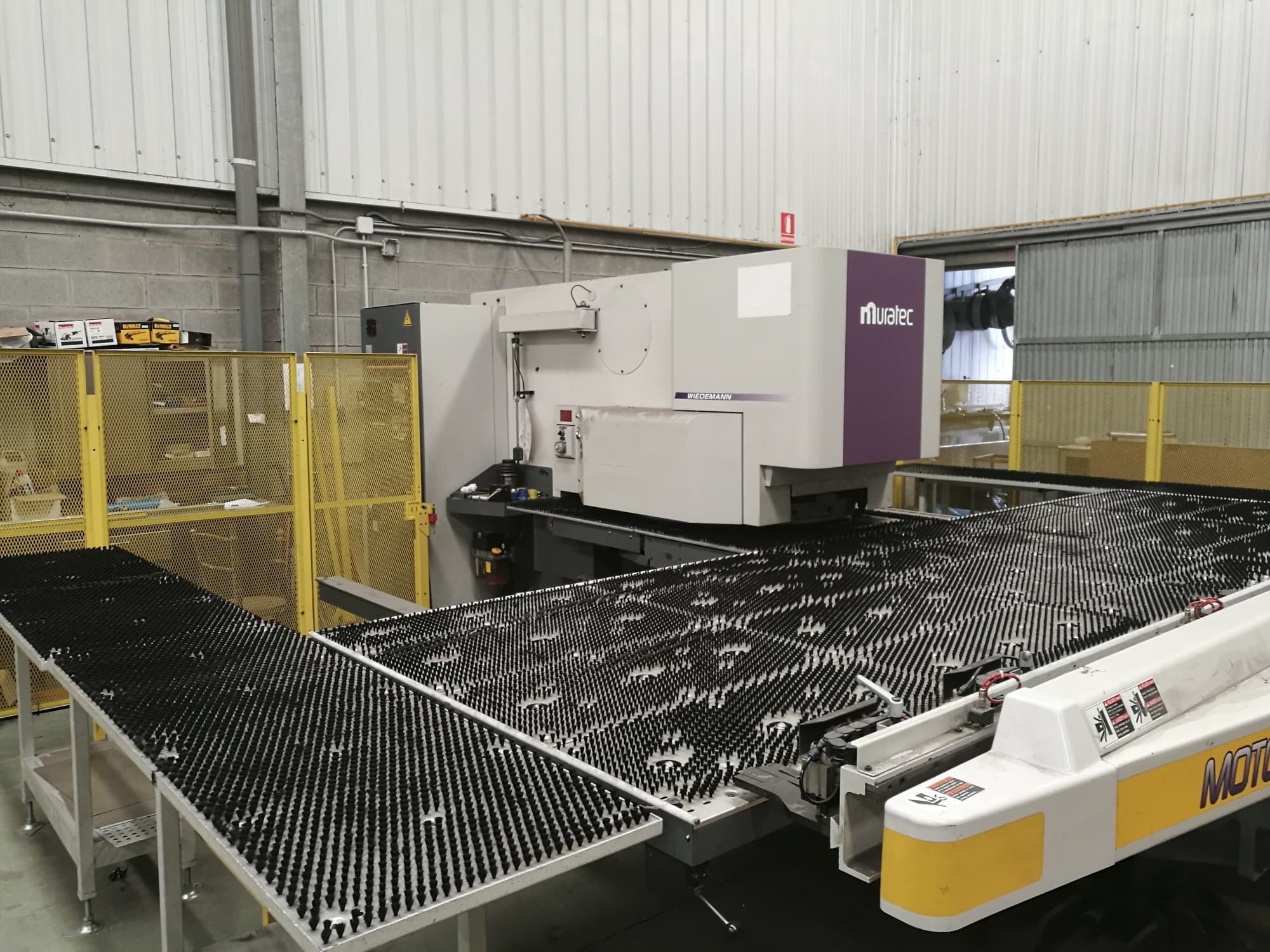 Linke Ansicht der Murata Wiedemann M-2558-T Maschine