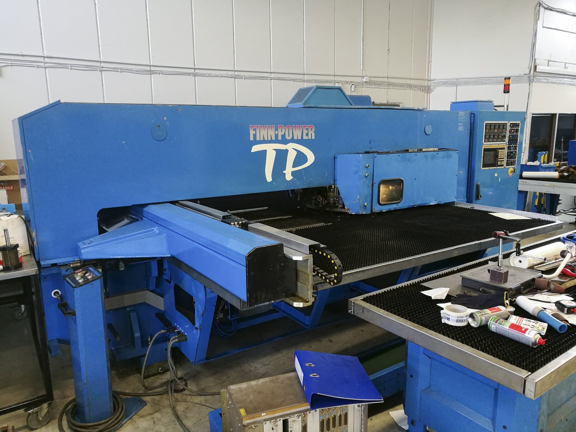 Linke Ansicht der Finn-Power TP 2525 Maschine