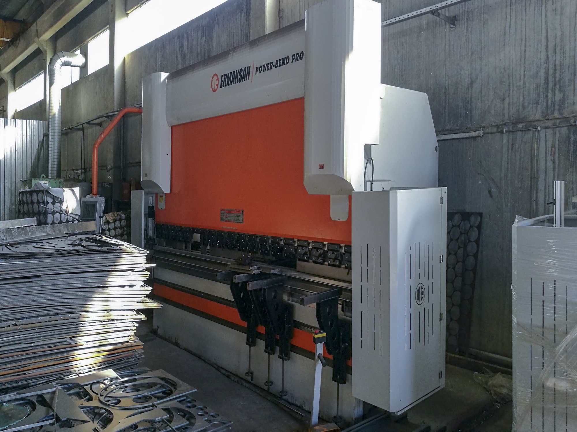 Rechte Ansicht der ERMAKSAN POWER-BEND PRO Maschine