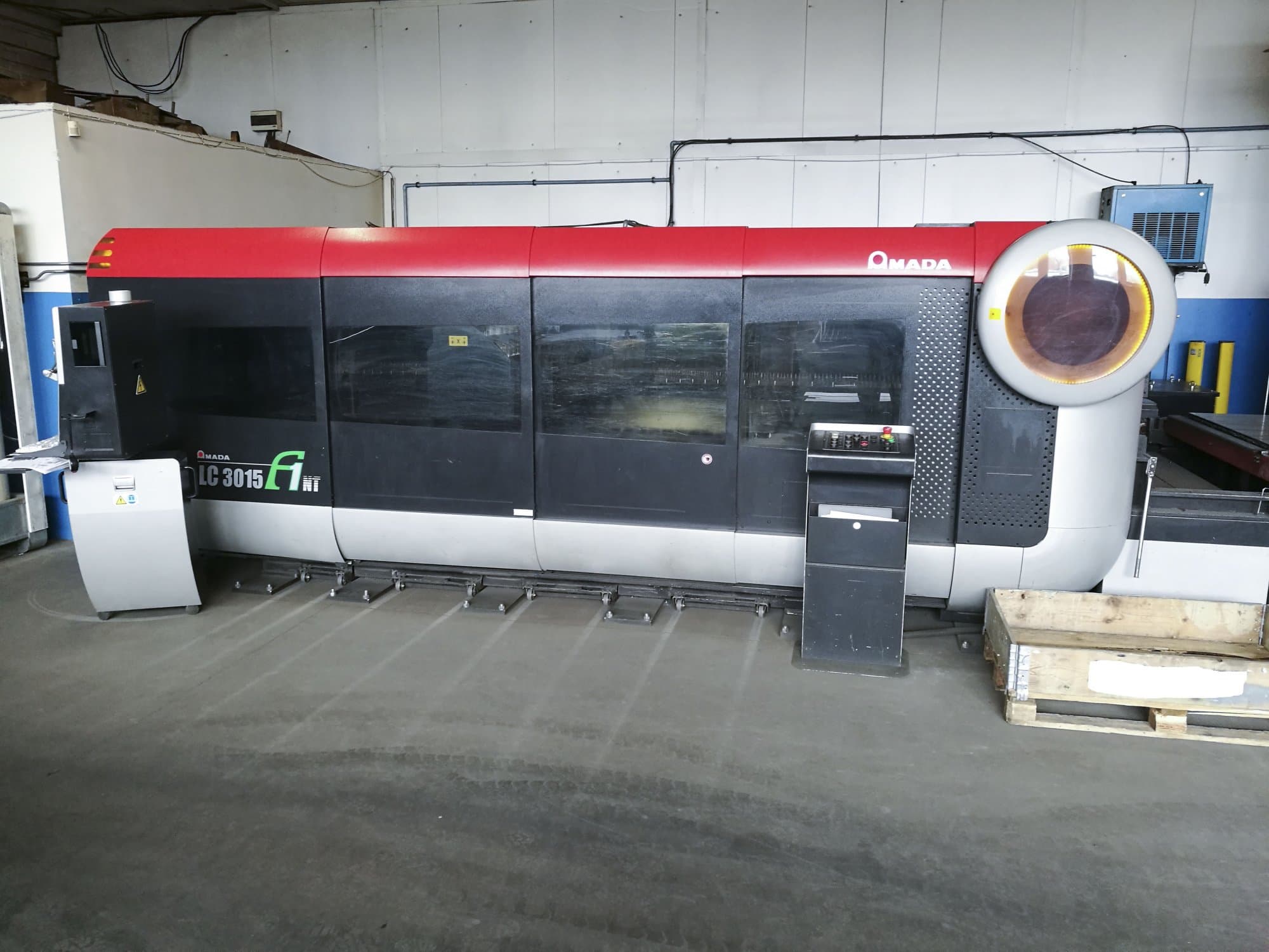 Frontansicht der AMADA LC3015 F1NT Maschine