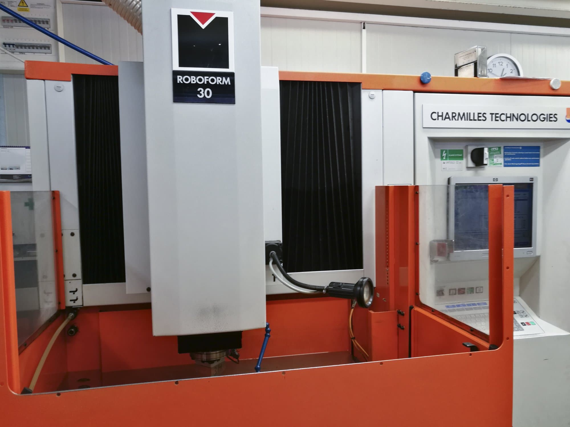 Frontansicht der CHARMILLES ROBOFORM 30 Maschine