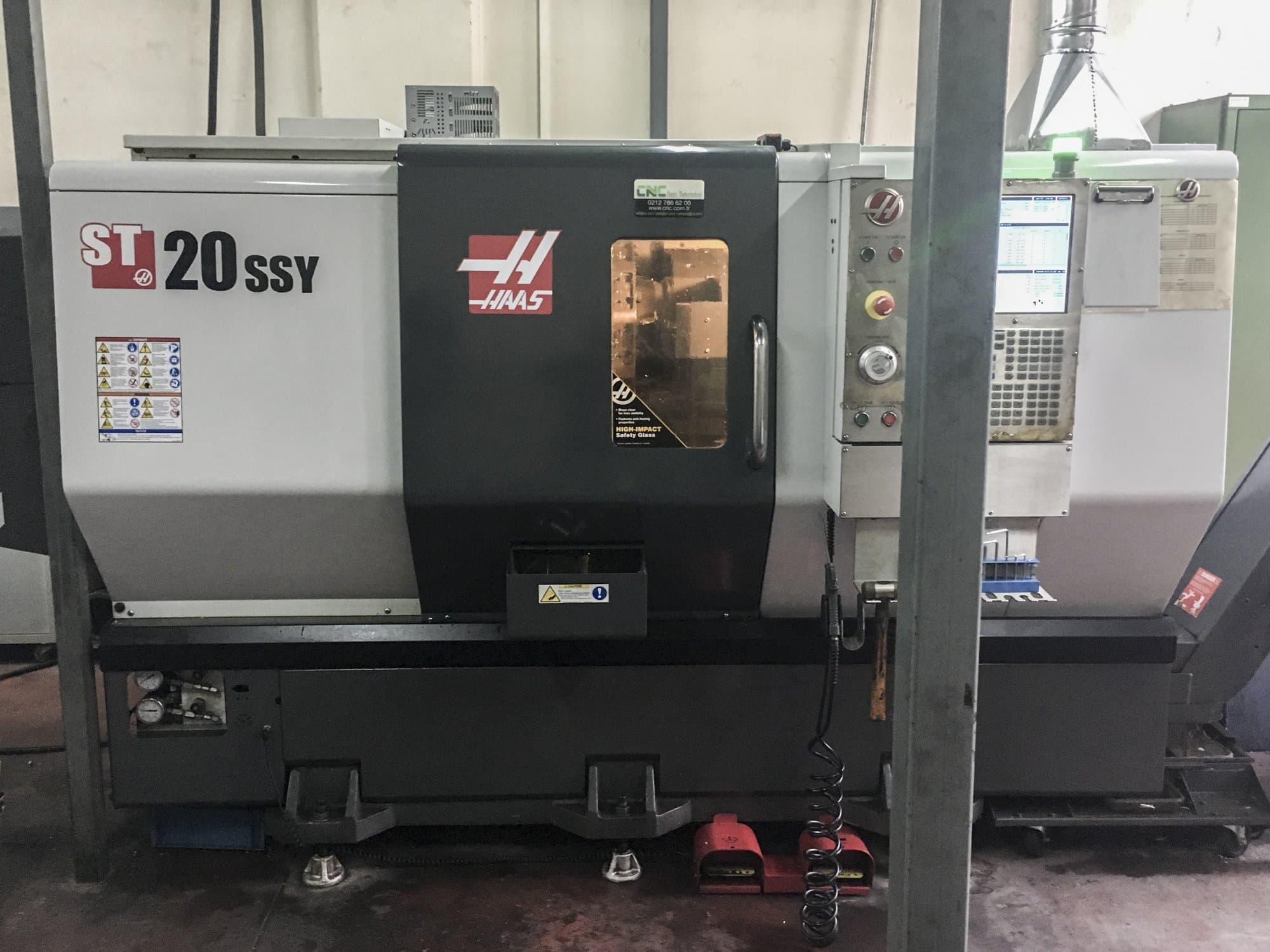 Frontansicht der HAAS ST-20SSY Maschine