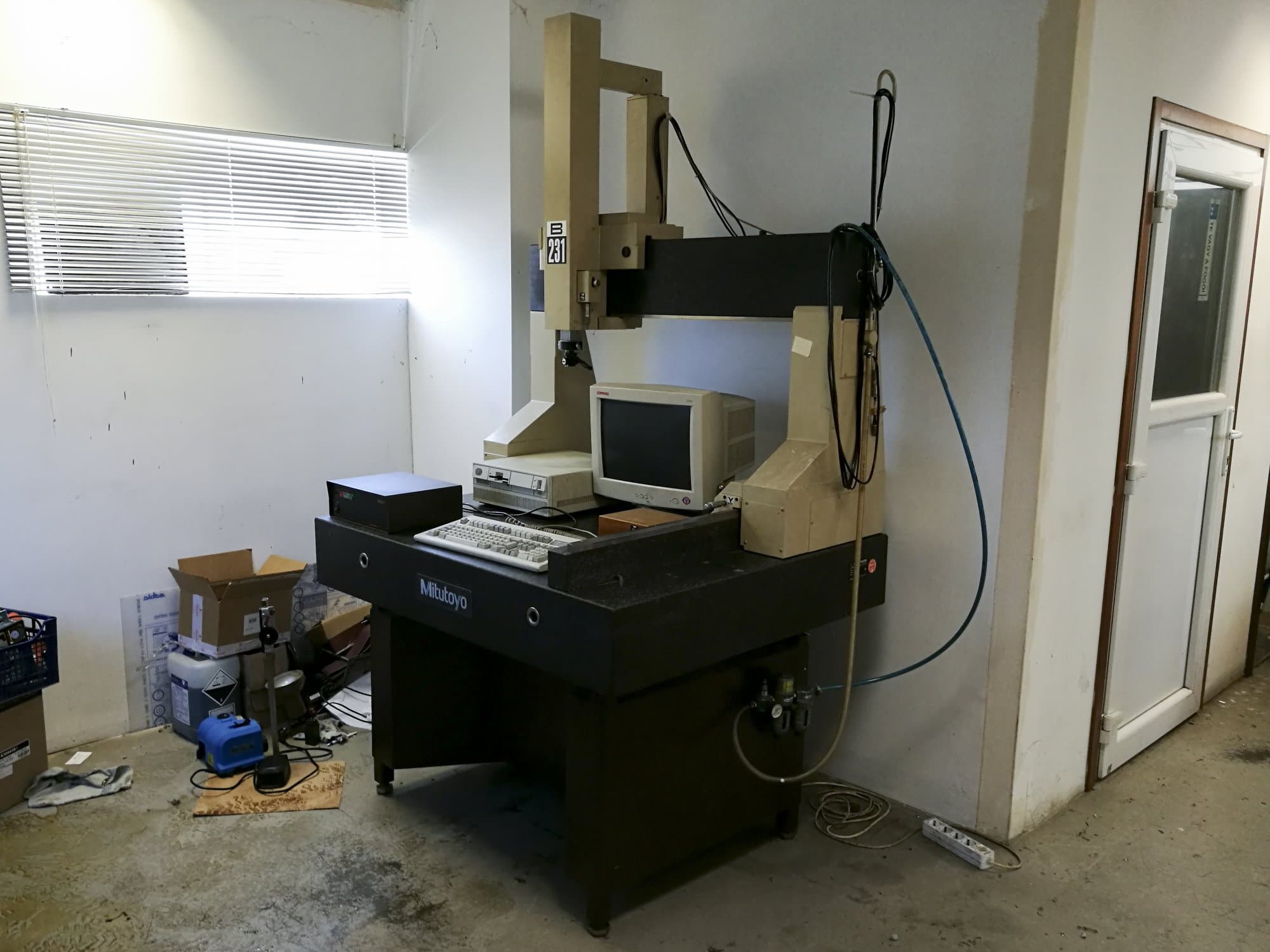 Rechte Ansicht der Mitutoyo B-231 Maschine