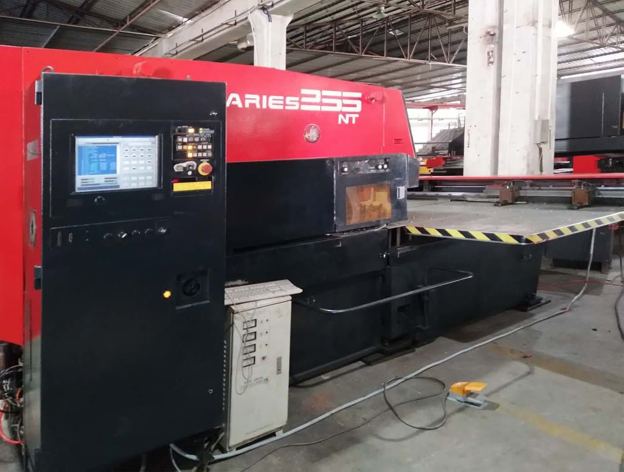 Linke Ansicht der AMADA ARIES 255NT Maschine
