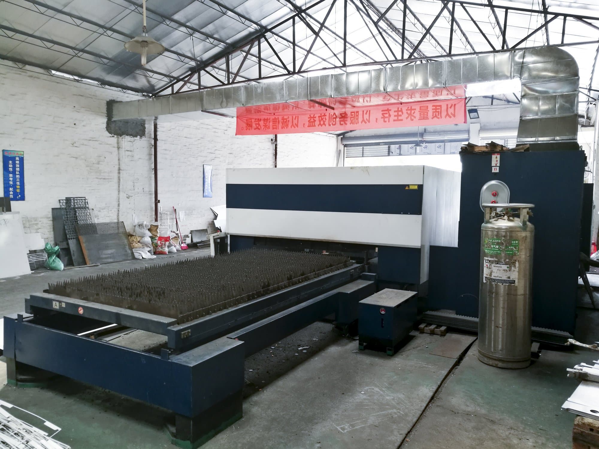 Rechte Tischansicht der Trumpf TruLaser 3030 Maschine