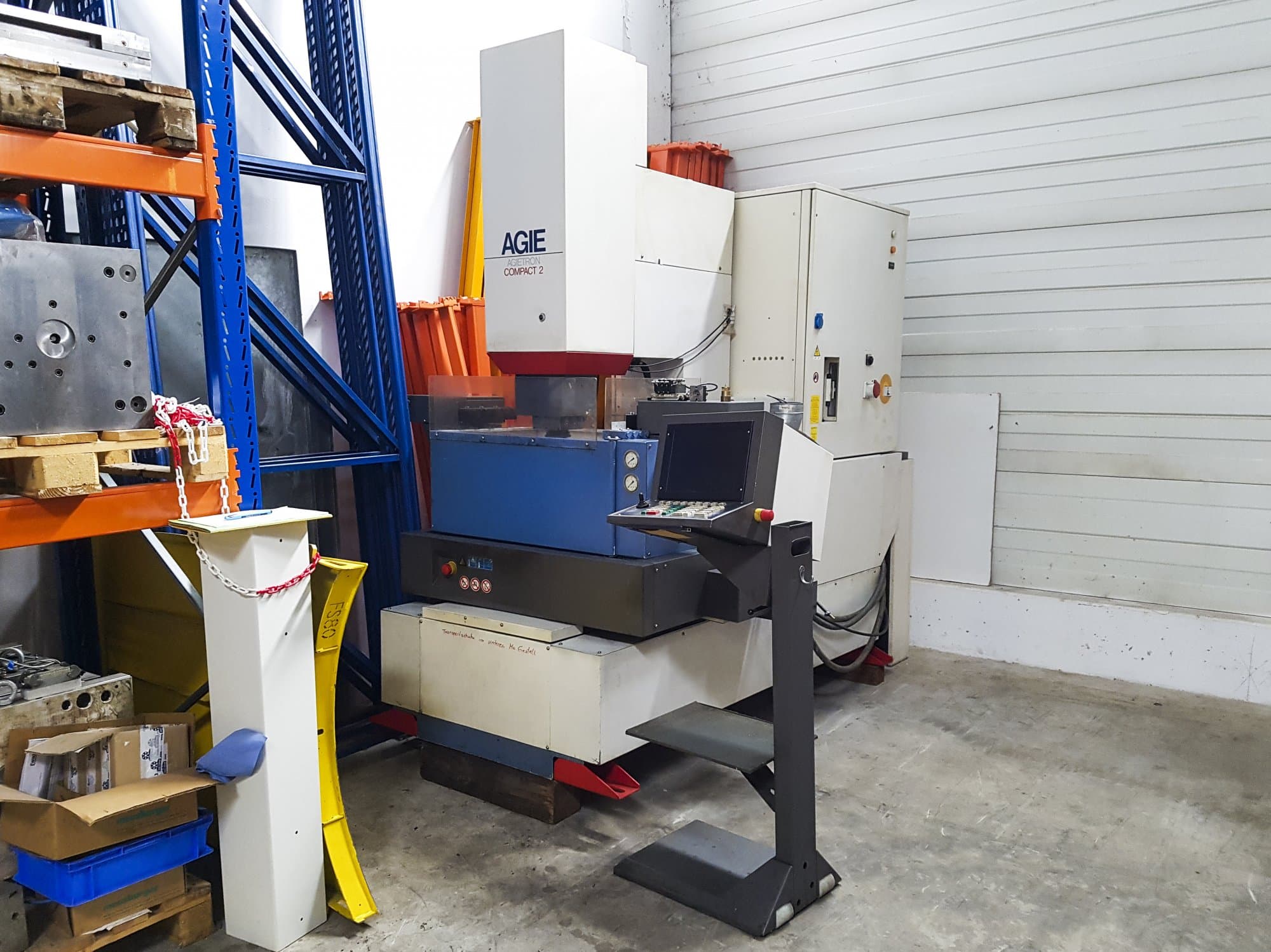 Rechte Ansicht der AGIE AGIETRON Compact 2 Maschine