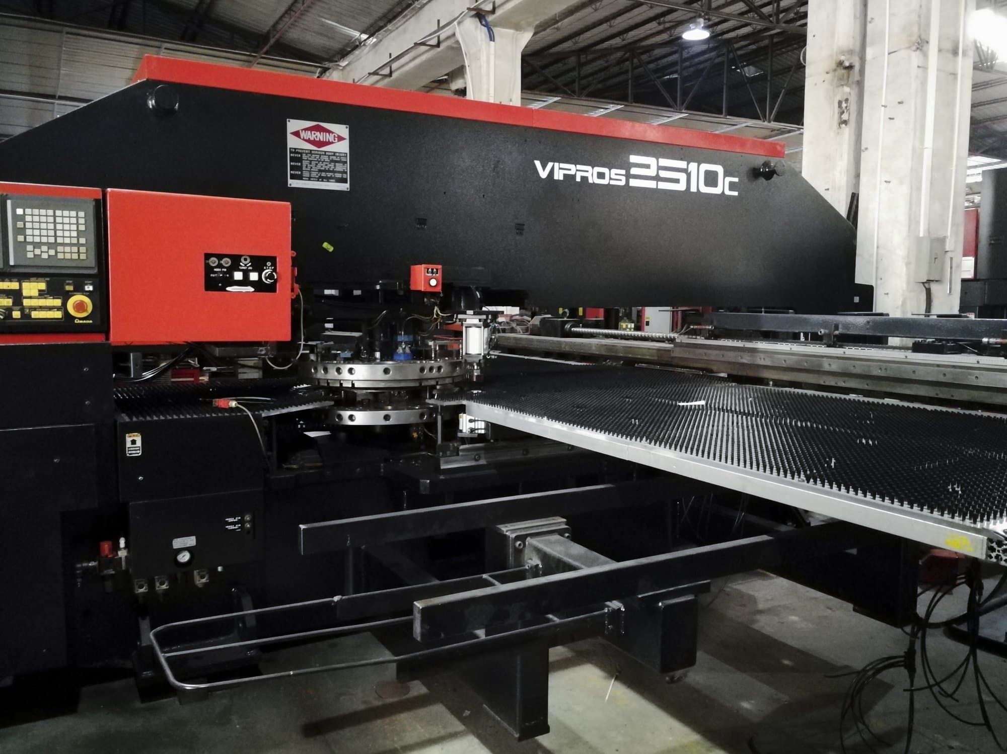 Frontansicht der AMADA Vipros 2510C Maschine