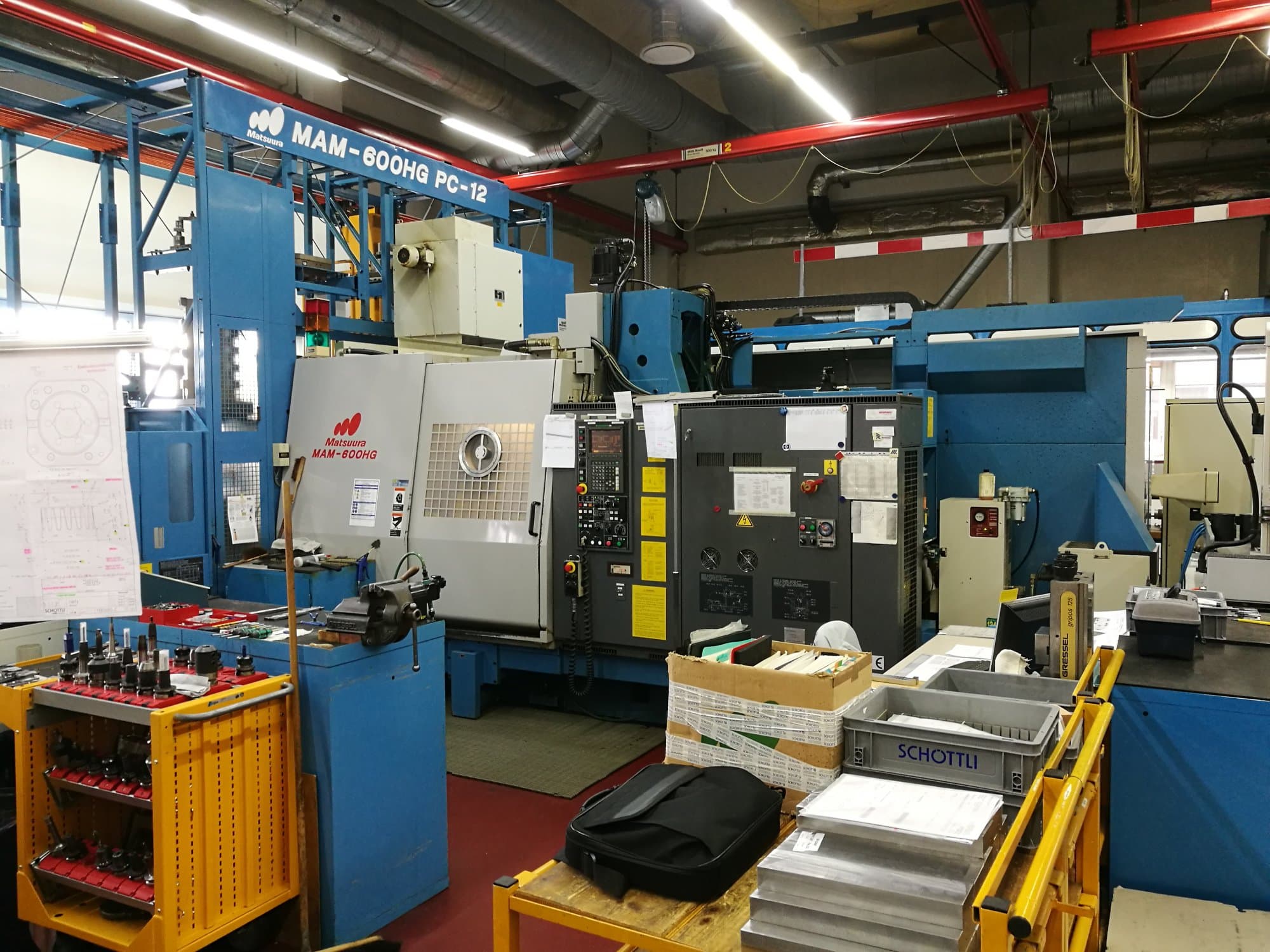 Frontansicht der Matsuura MAM 600HG PC-12 Maschine