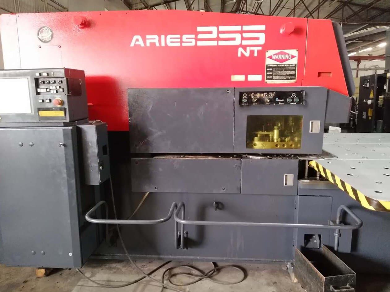 Frontansicht 1 der AMADA ARIES 255NT Maschine