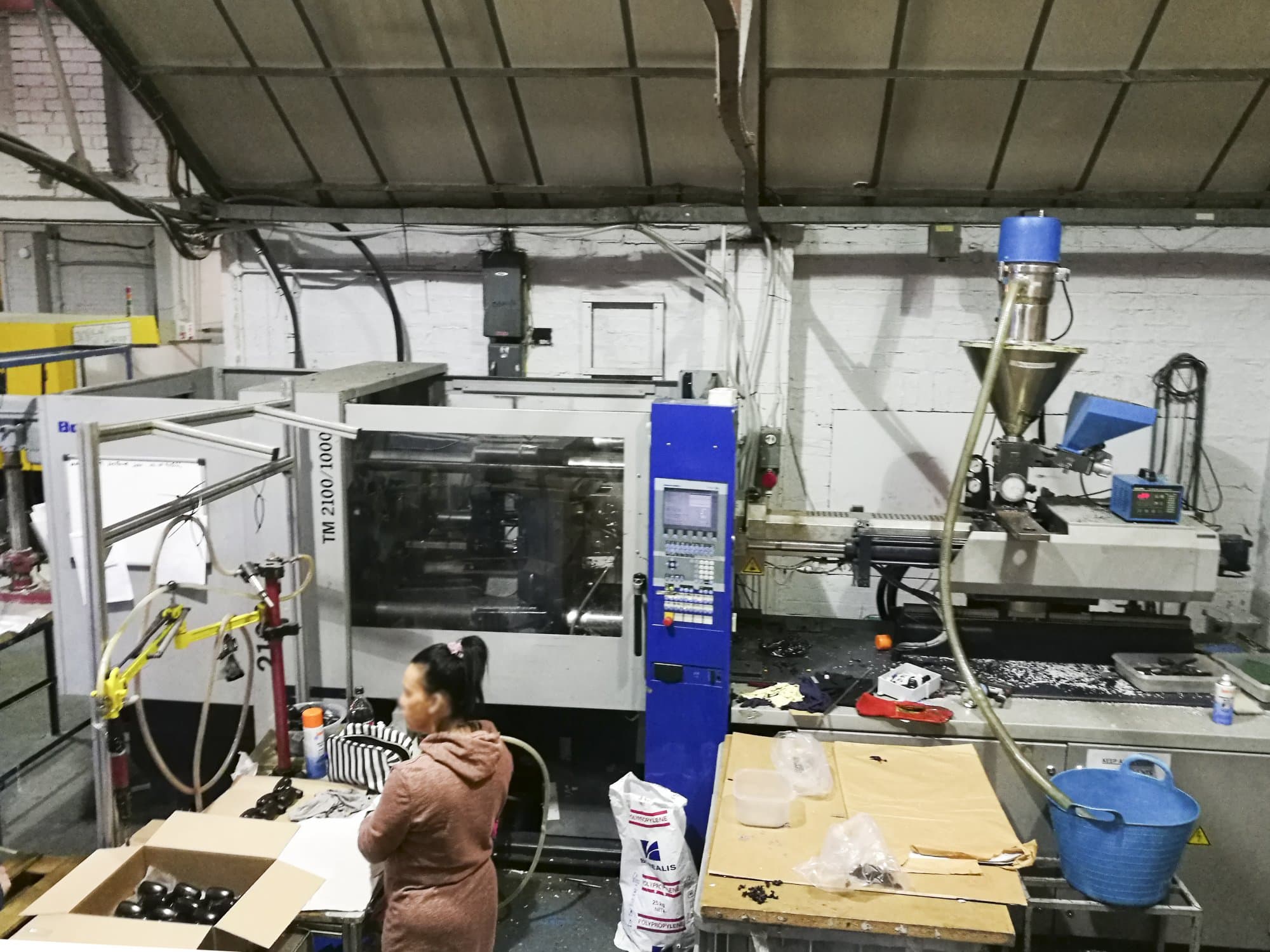 Frontansicht der Battenfeld TM 2100/1000 Maschine