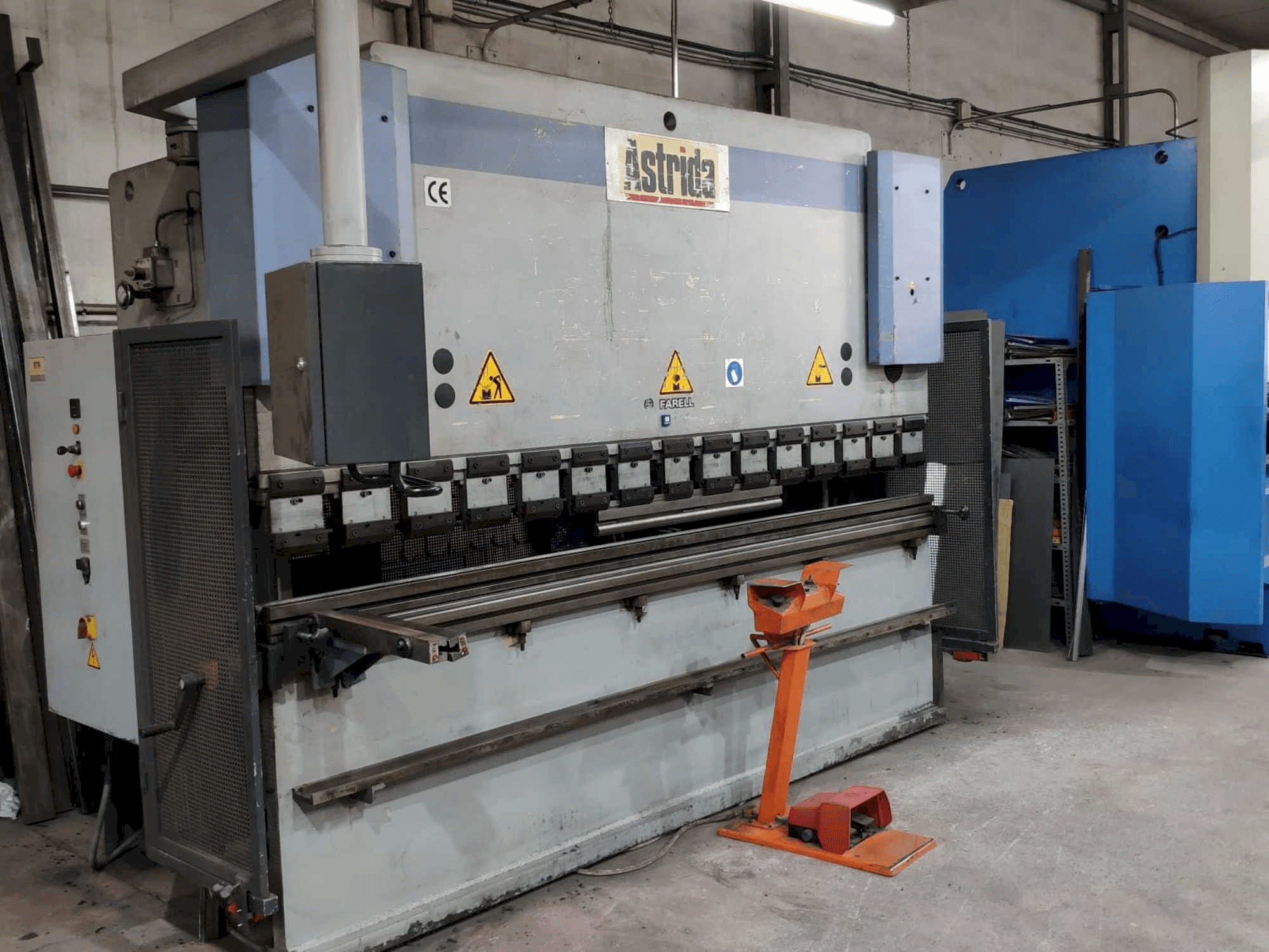 Frontansicht der Astrida APH 3106-120 Maschine