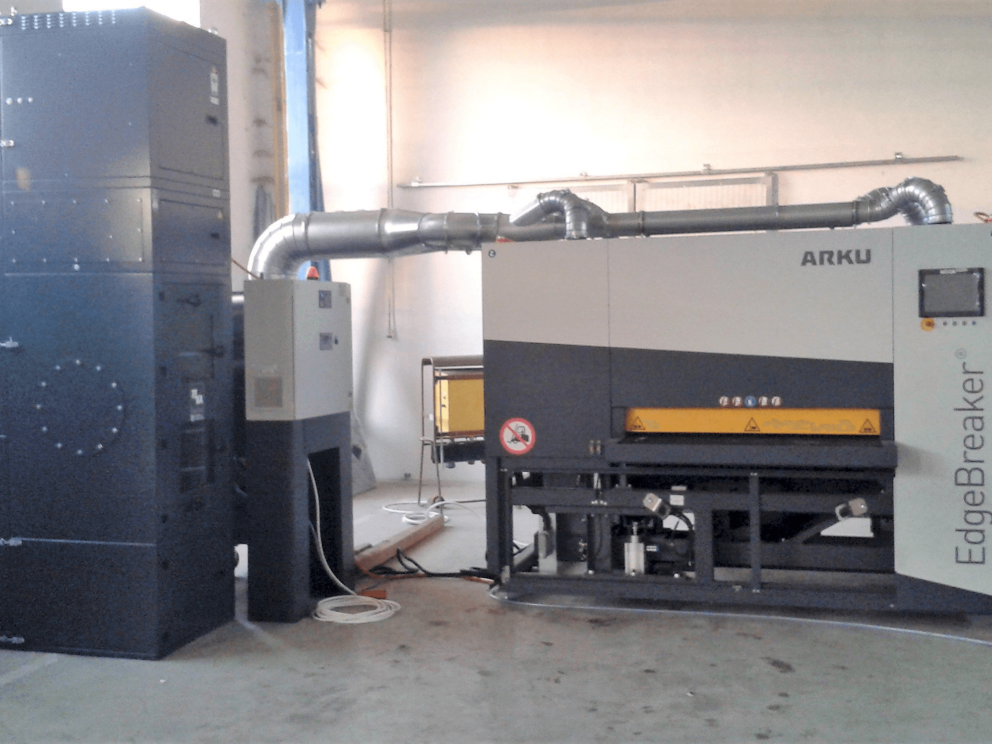 Frontansicht der ARKU EdgeBreaker 4000 Maschine