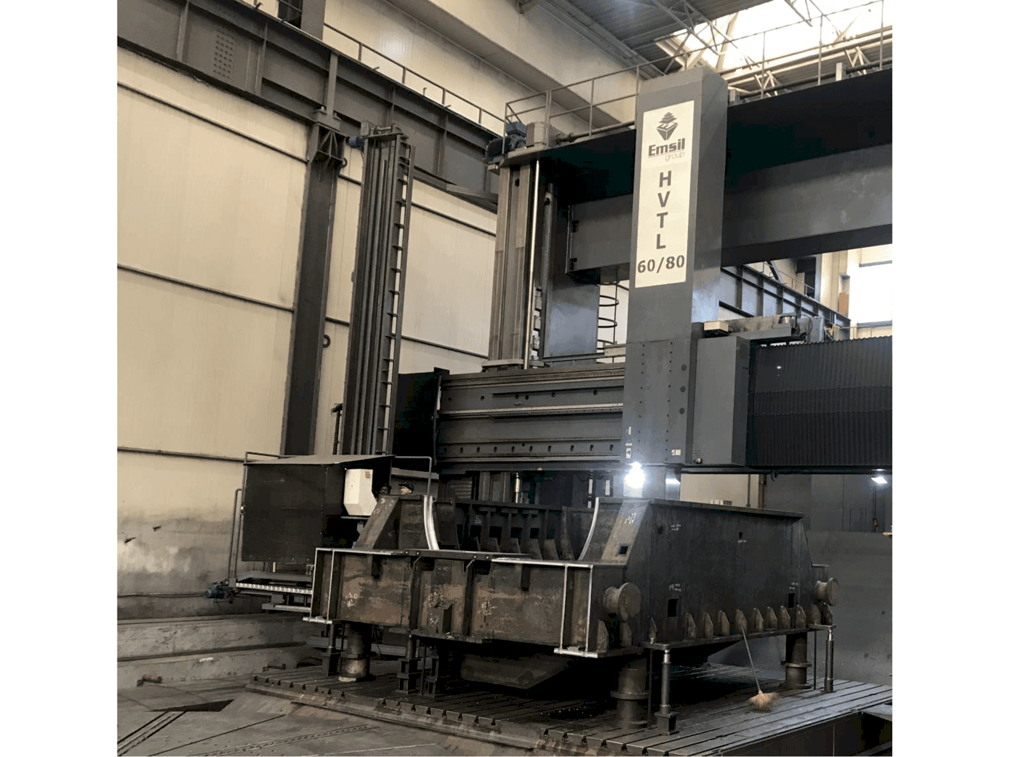 Frontansicht der Emsil HVTL 60/80 Maschine