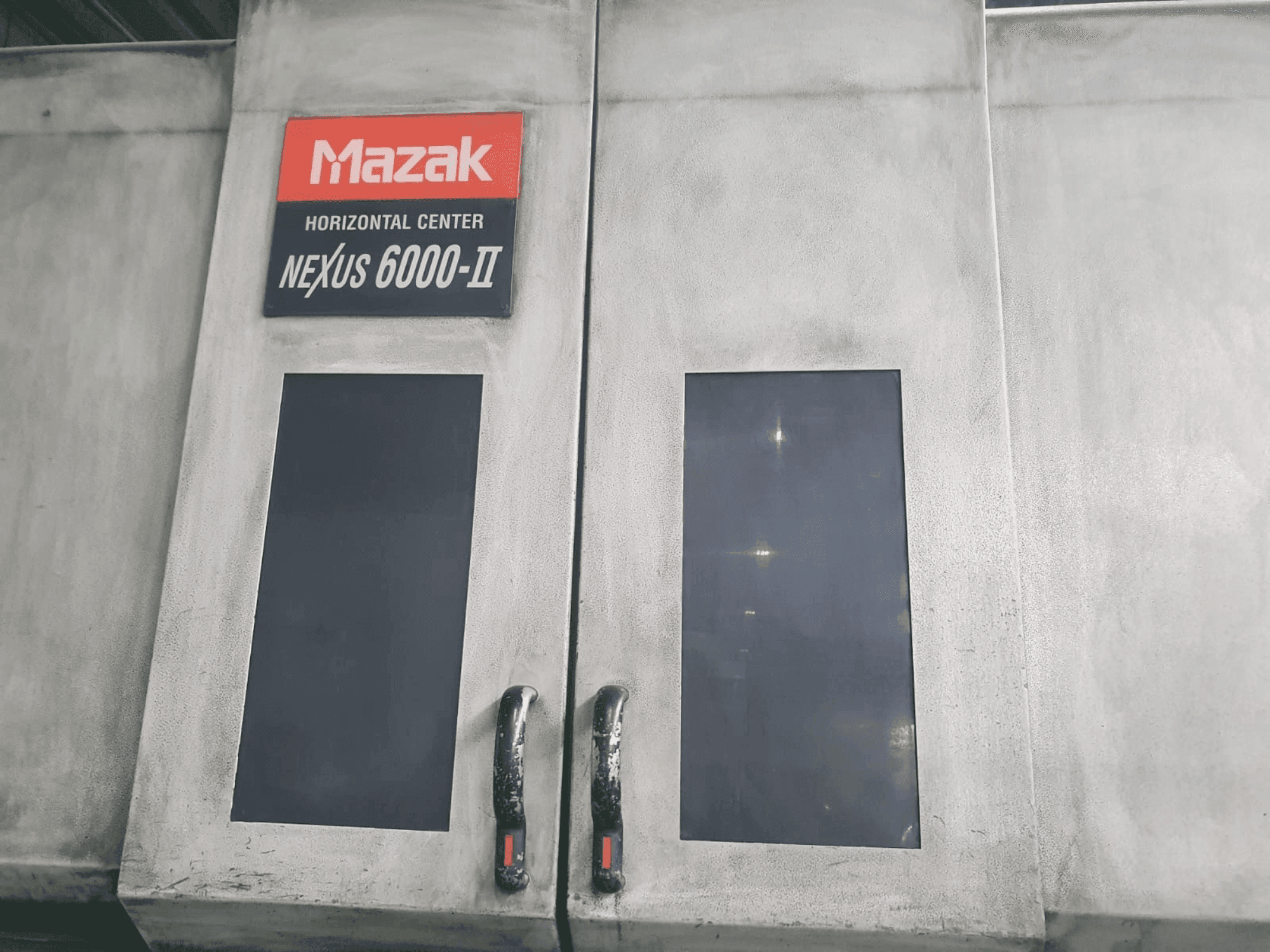 Frontansicht der Mazak HI Nexus 6000 II Maschine