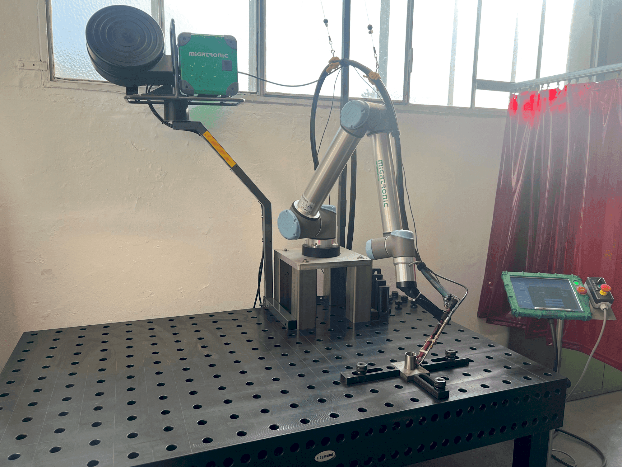 Frontansicht der MIGATRONIC PI 350 AC/DC Maschine