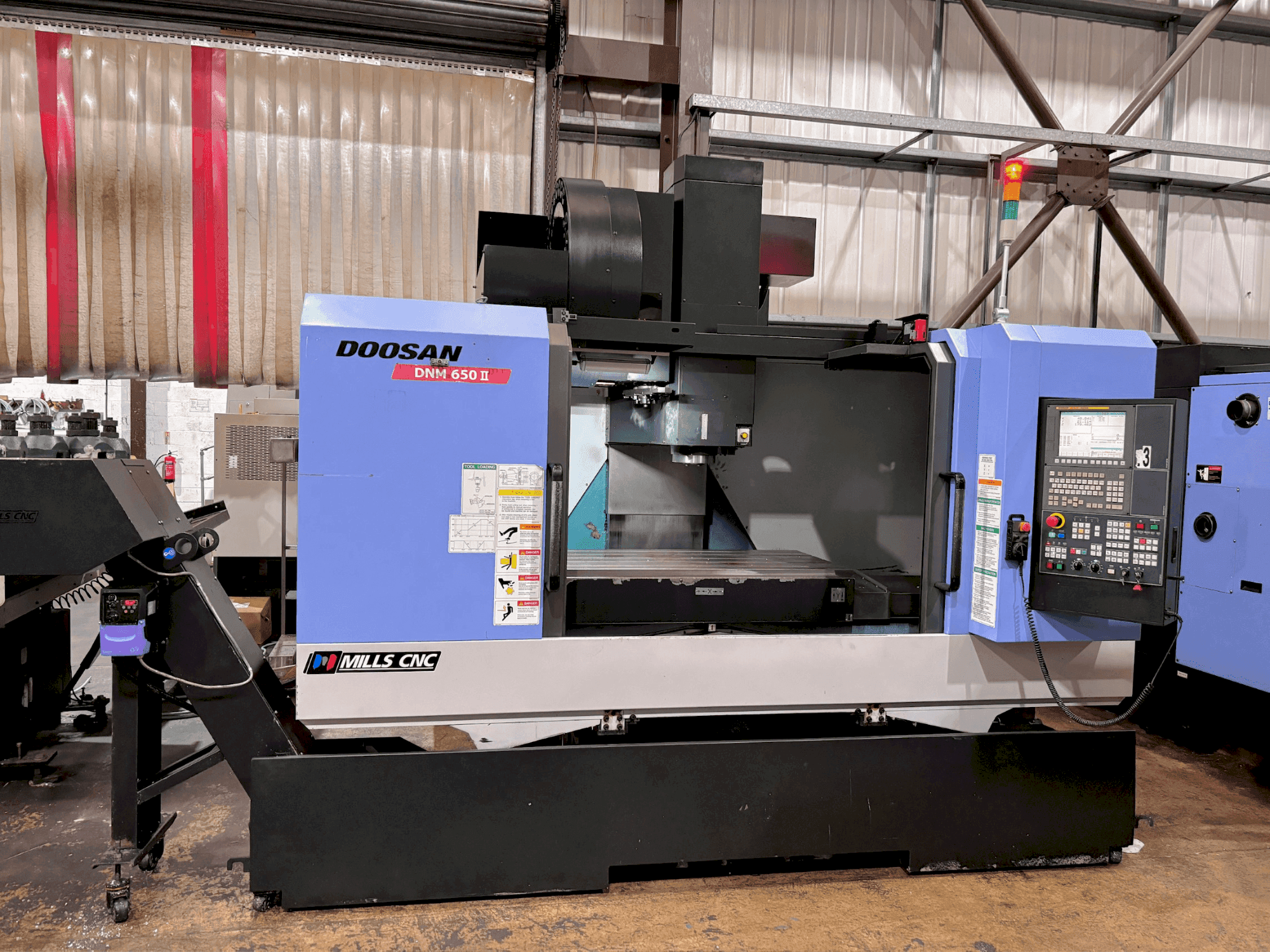 Frontansicht der DOOSAN DNM 650 II Maschine