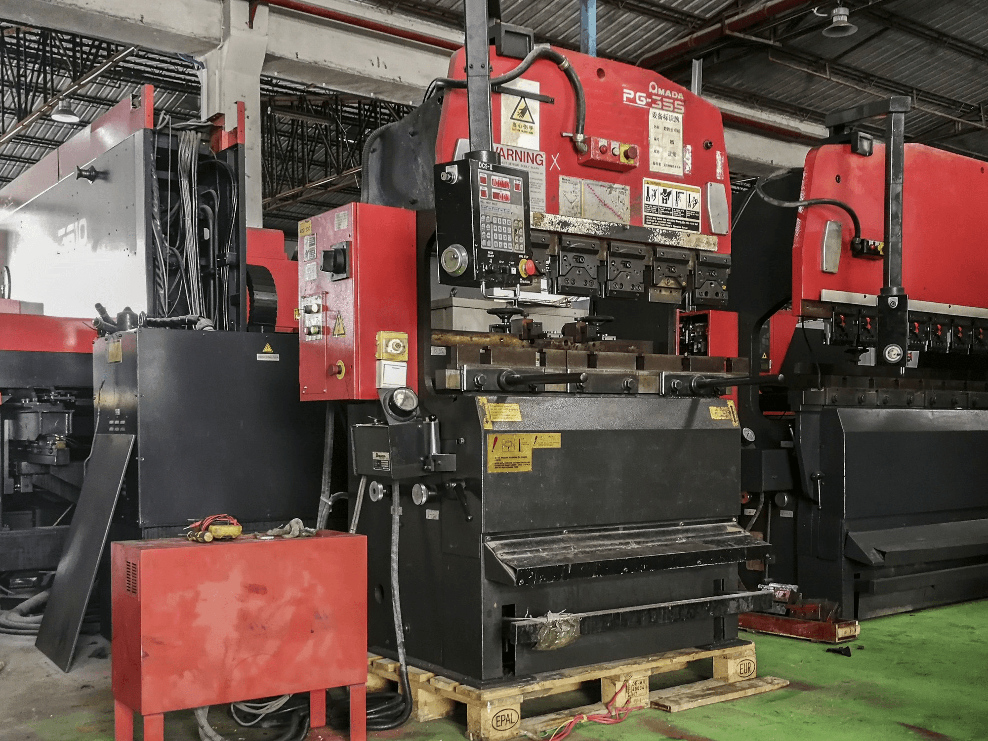 Linke Ansicht der AMADA RG-35S Maschine