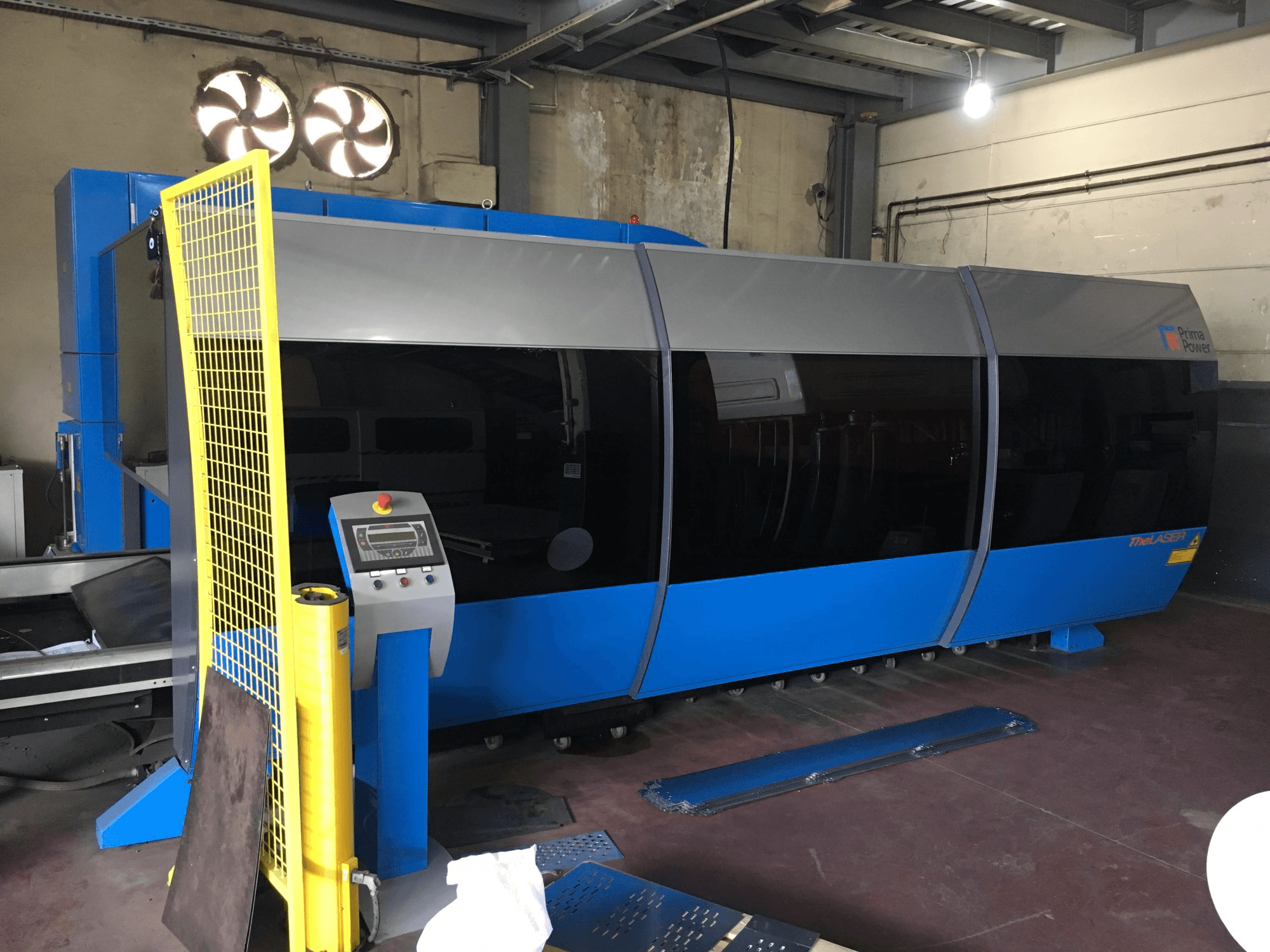 Linke Ansicht der Prima Power ZAPHIRO Maschine