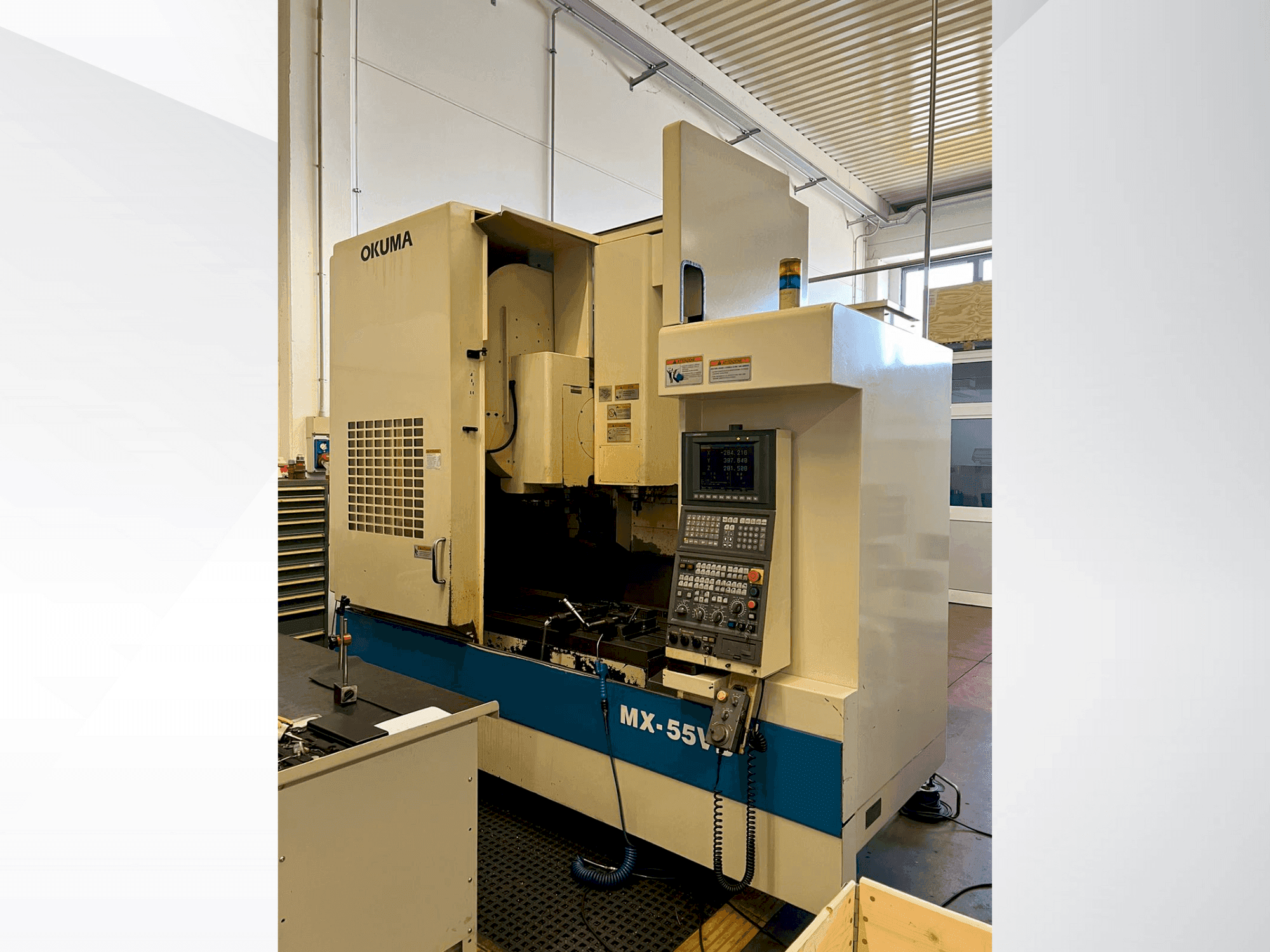 Frontansicht der Okuma MX-55VB Maschine