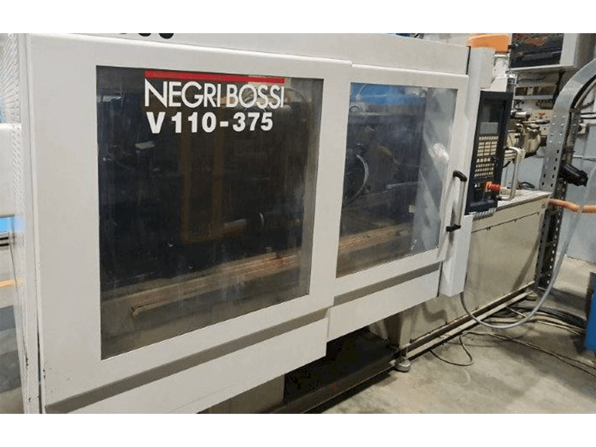 Frontansicht der Negri Bossi V110-375 Maschine
