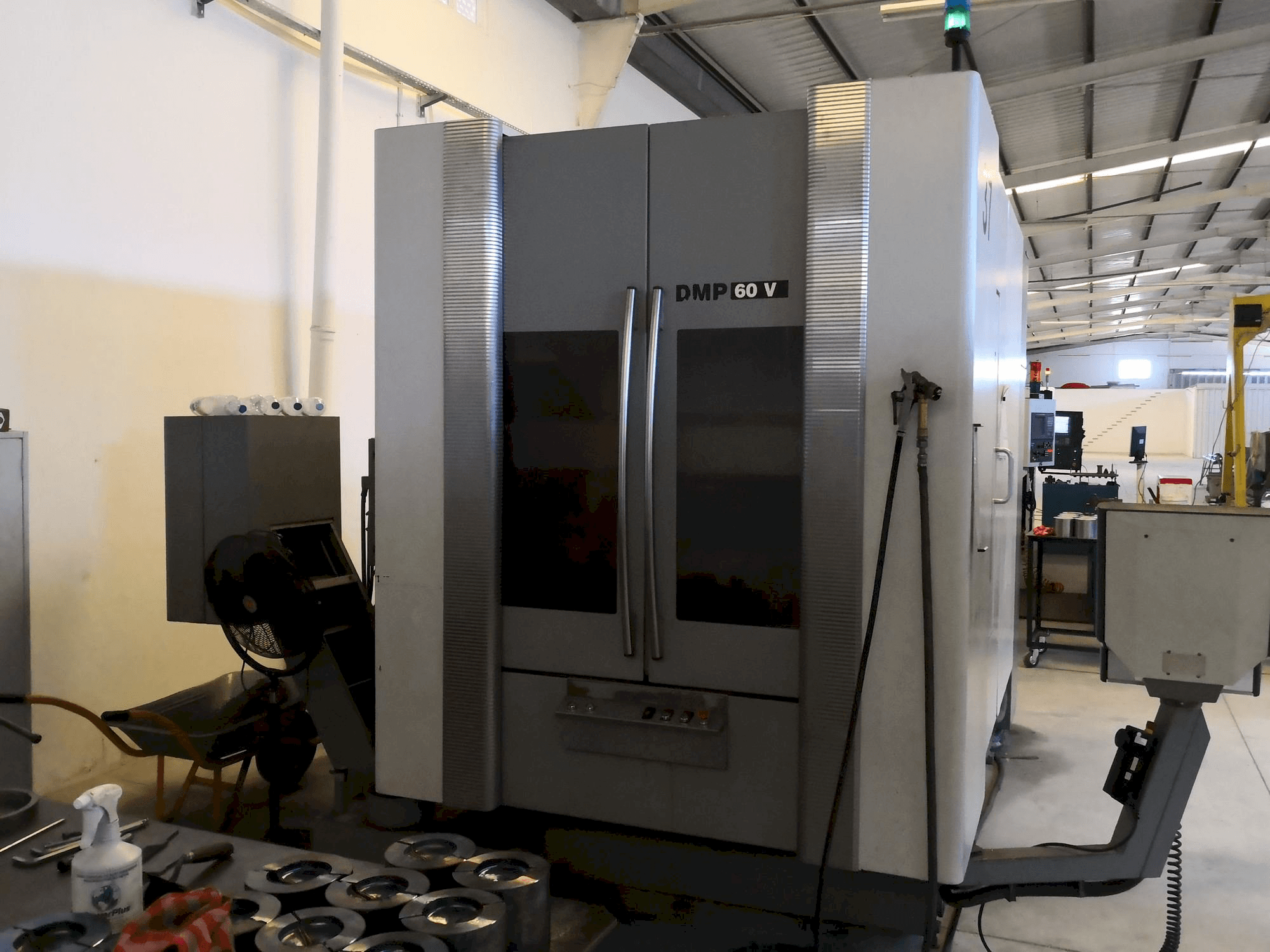 Frontansicht der DECKEL MAHO DMP 60V Maschine