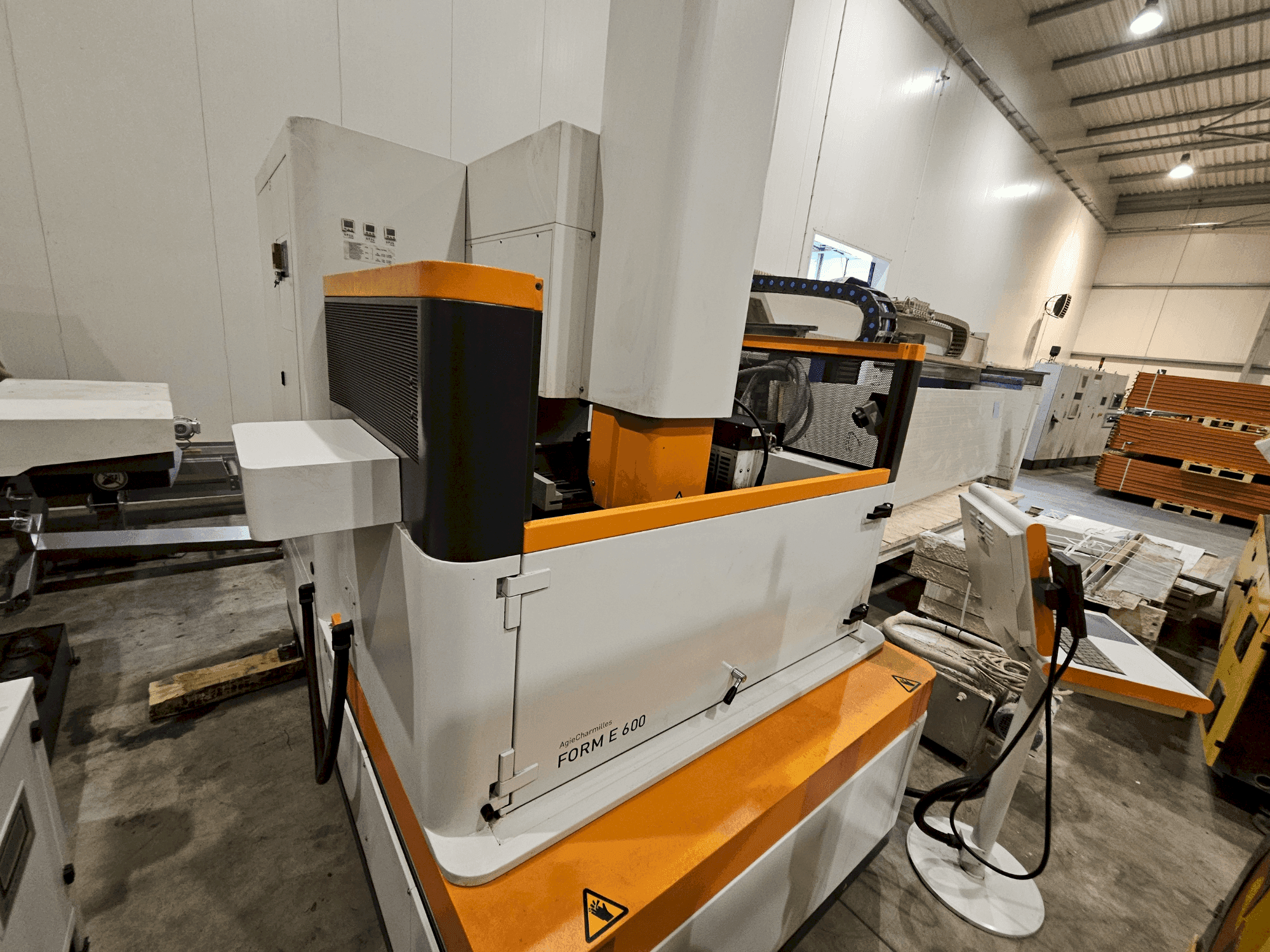 Frontansicht der AgieCharmilles Form E 600 Maschine