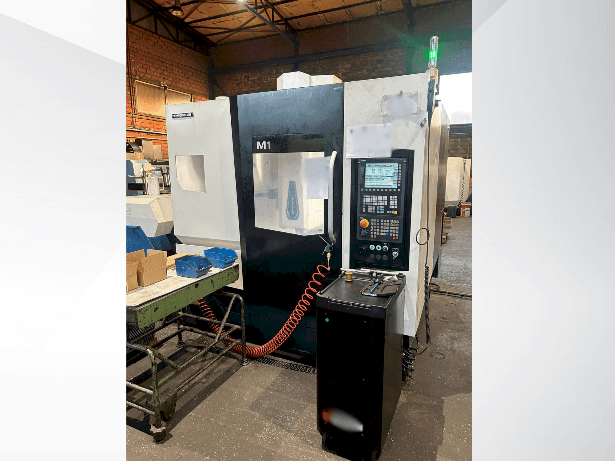 Frontansicht der DMG MORI M1 PRO Maschine