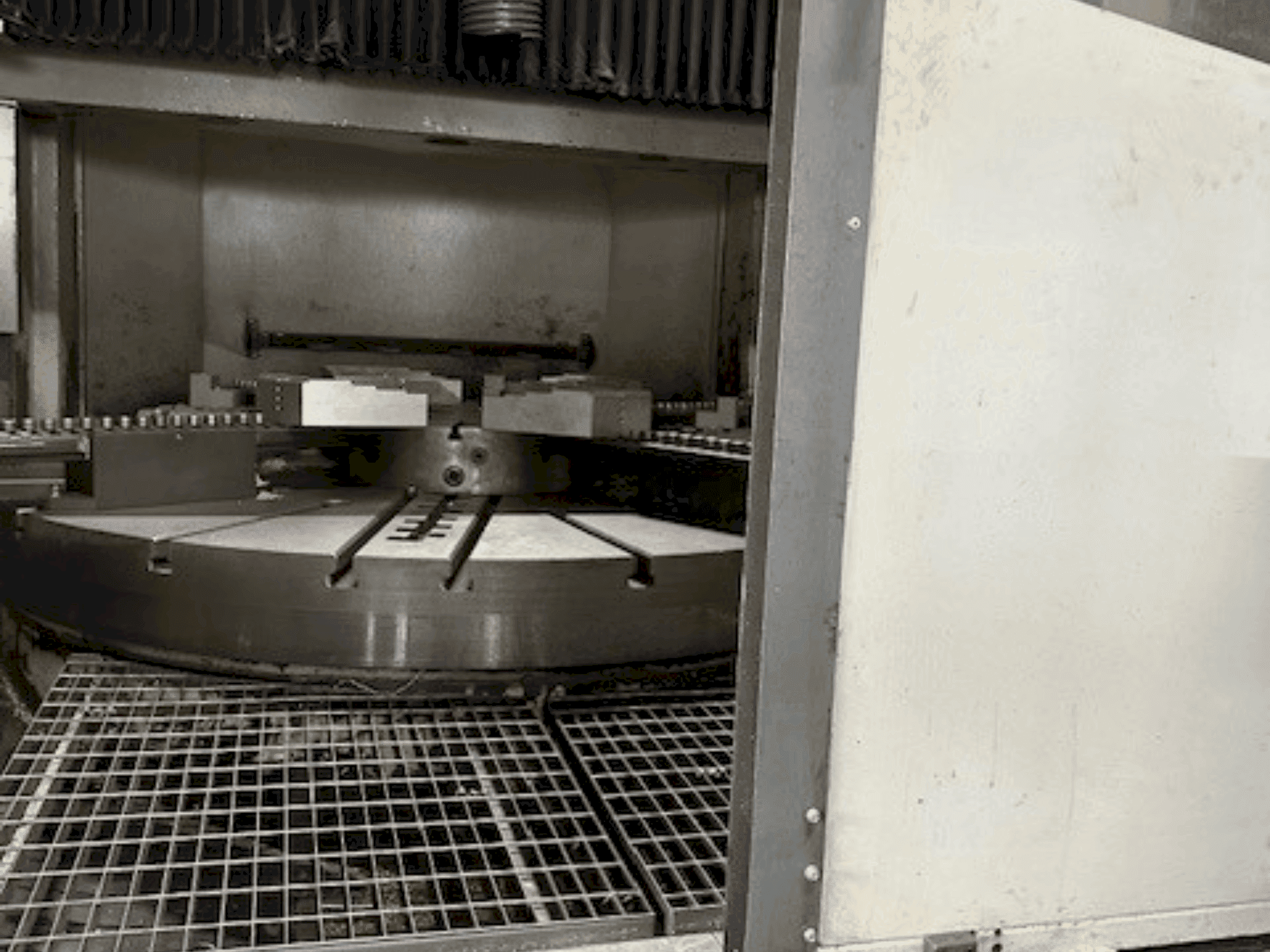Frontansicht der GORBREX TKV 525 CNC Maschine