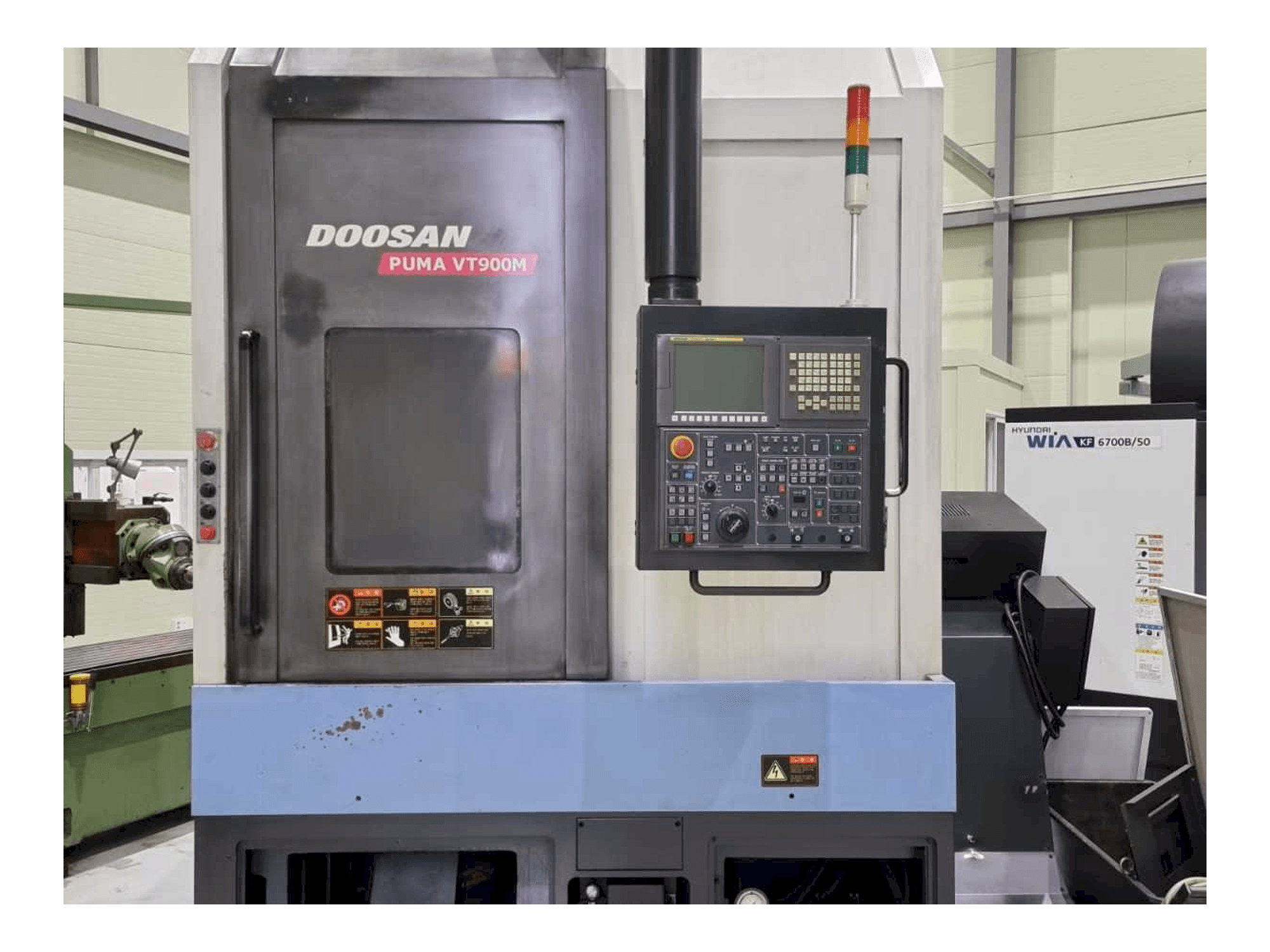 Frontansicht der Doosan PUMA VT900M Maschine