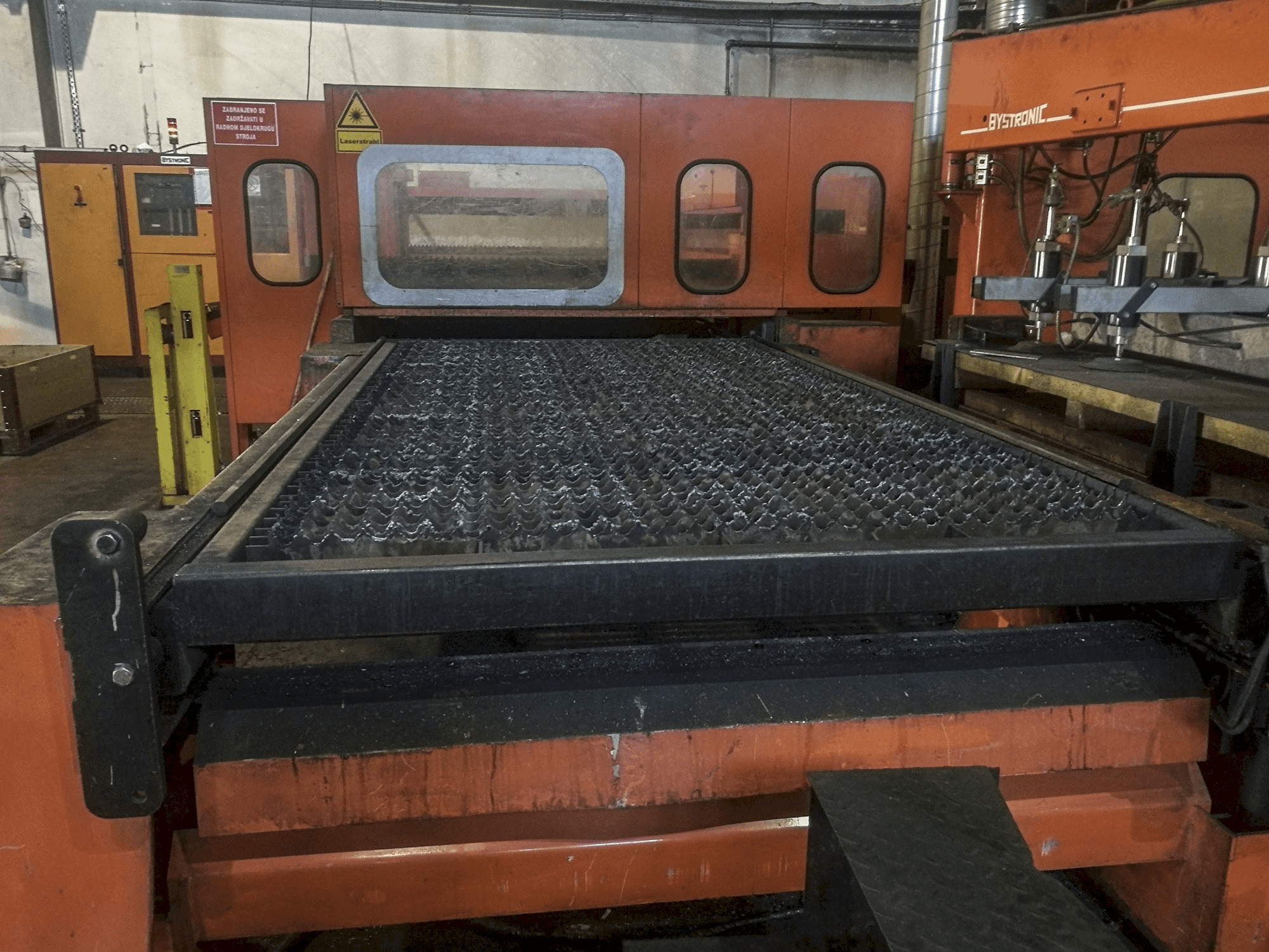 Frontansicht der Bystronic Bystar 3015 Maschine