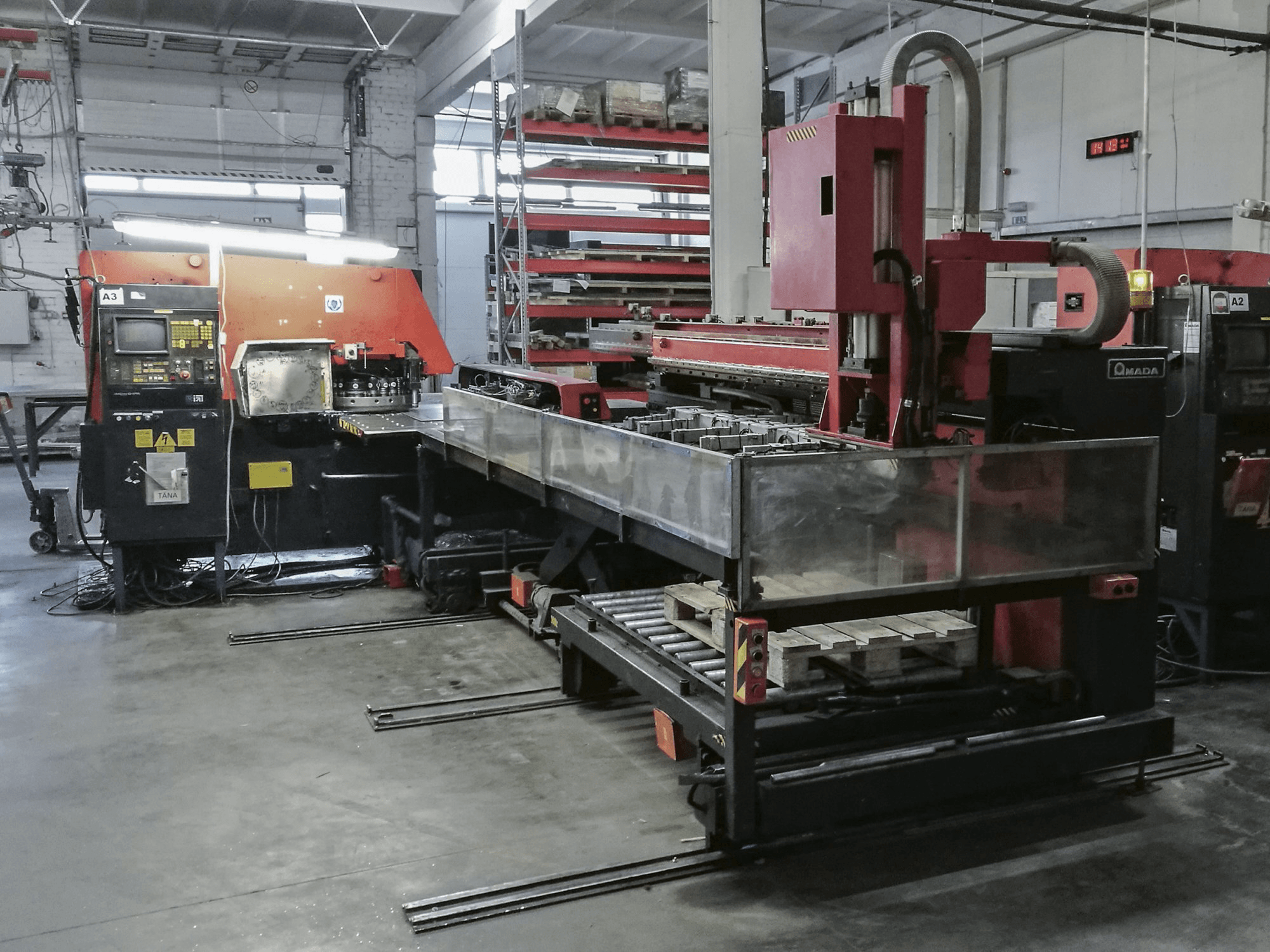 Linke Ansicht 1 der AMADA ARIES 245 Maschine
