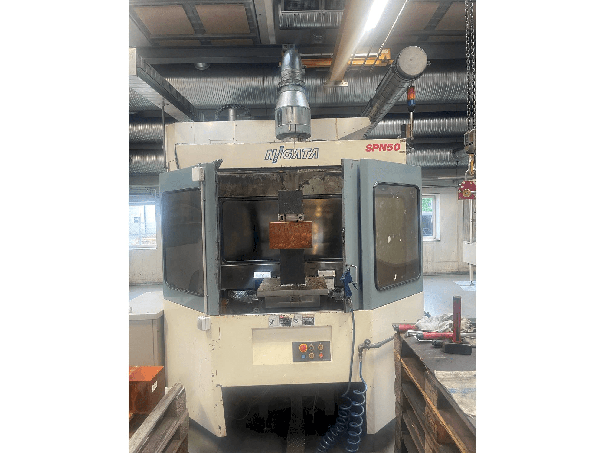 Frontansicht der Niigata SPN 50 Maschine
