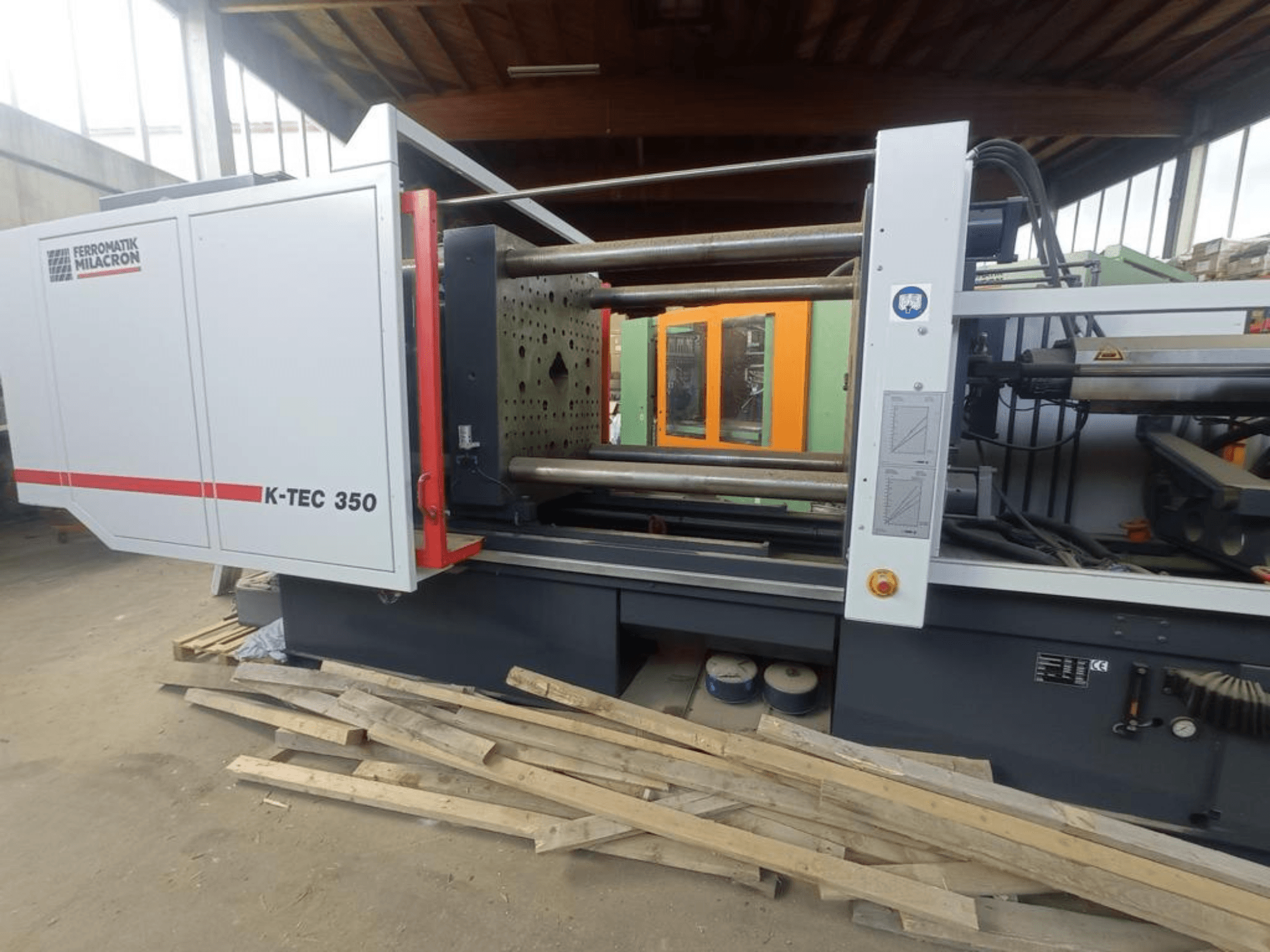 Die Faserlaserschneidemaschine „Prima Power Laser Genius+ 1530“ in Seitenansicht mit detaillierter Darstellung der Komponenten und Bedienelemente.