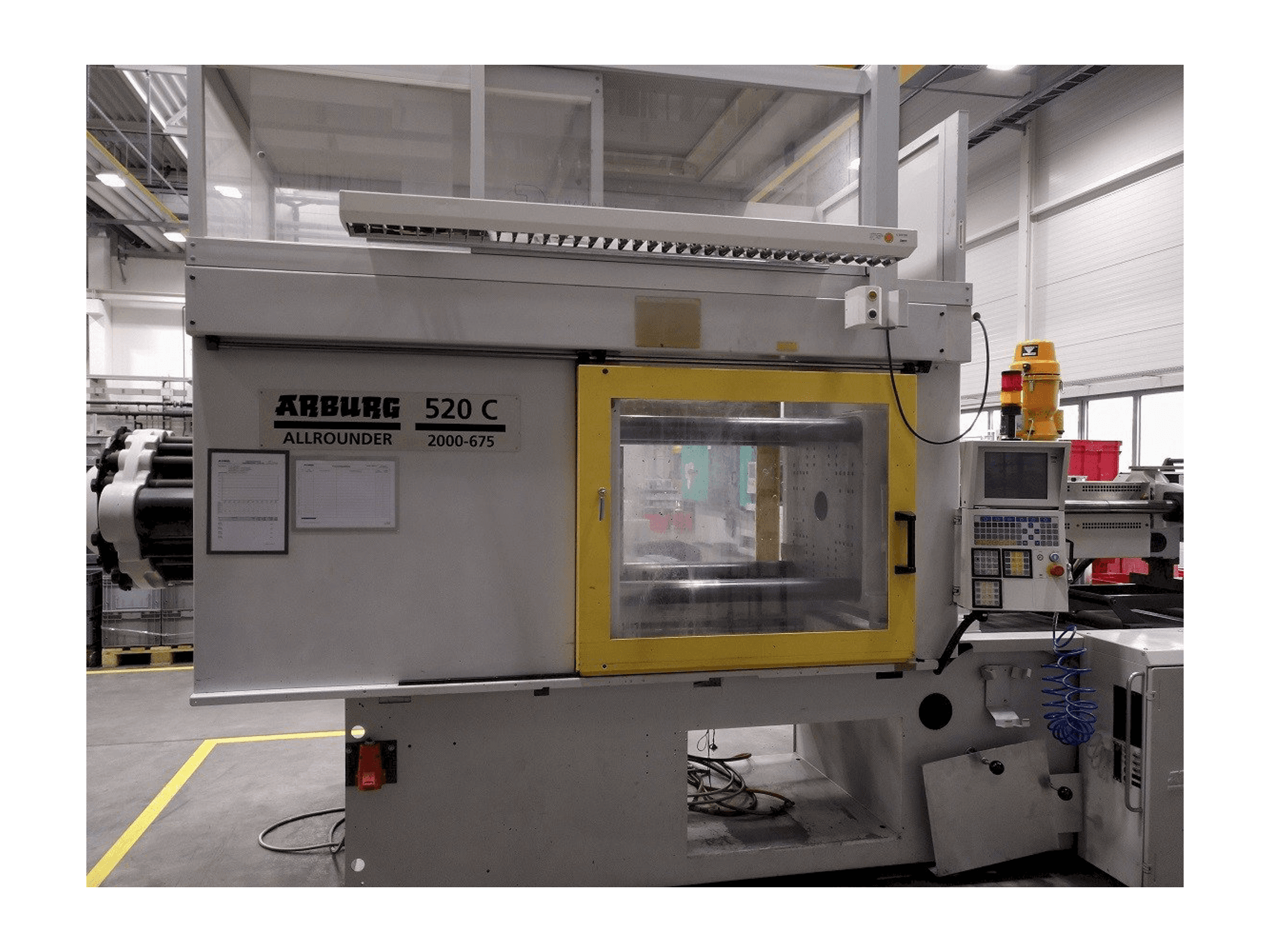 Frontansicht der Arburg 520 C 2000–675 Maschine