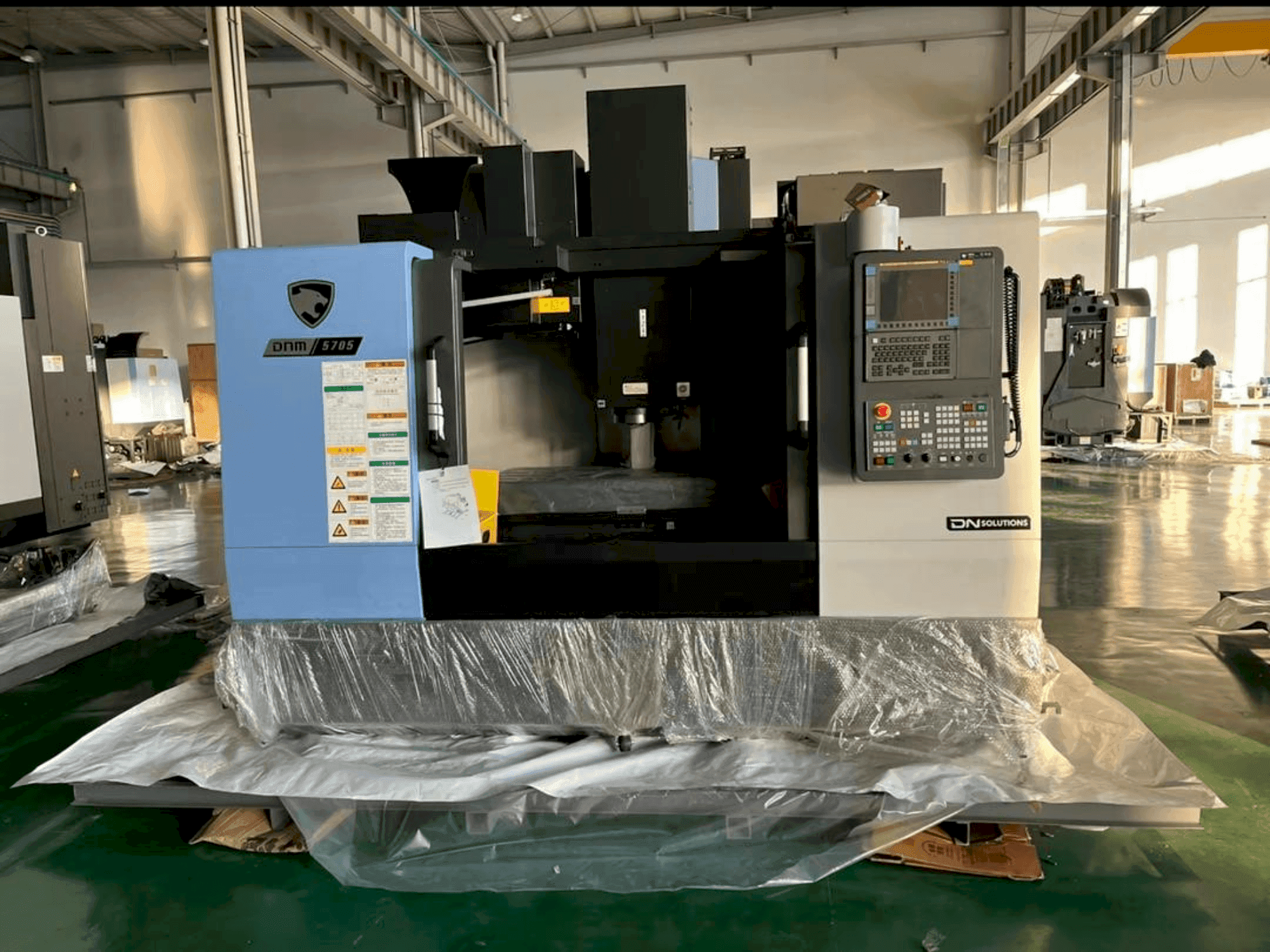 Frontansicht der DOOSAN Dnm 5705 Maschine